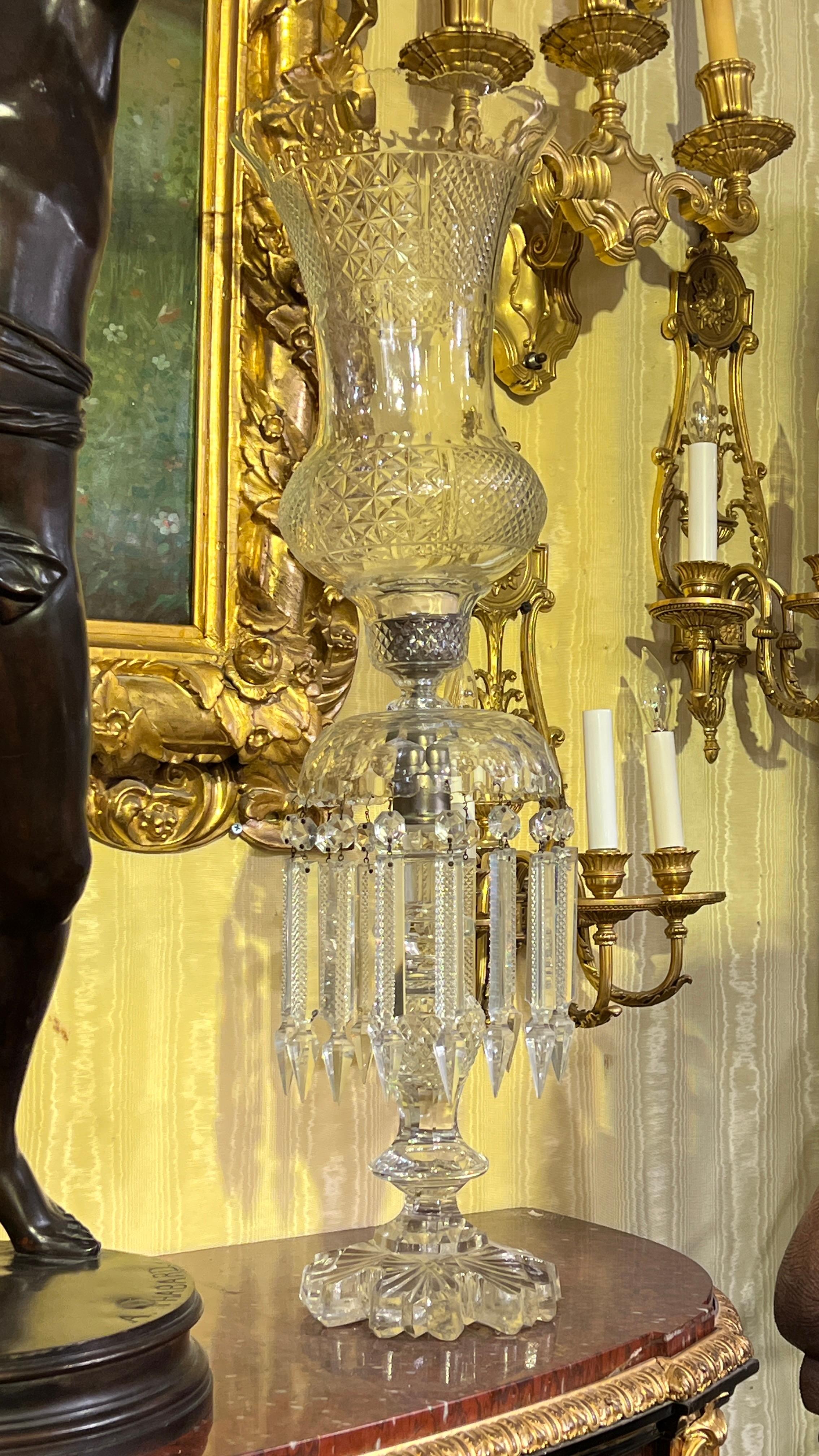 Facetté Paire de grands lustres bohèmes anciens en verre du 19ème siècle avec abat-jours en forme d'ouragan en vente