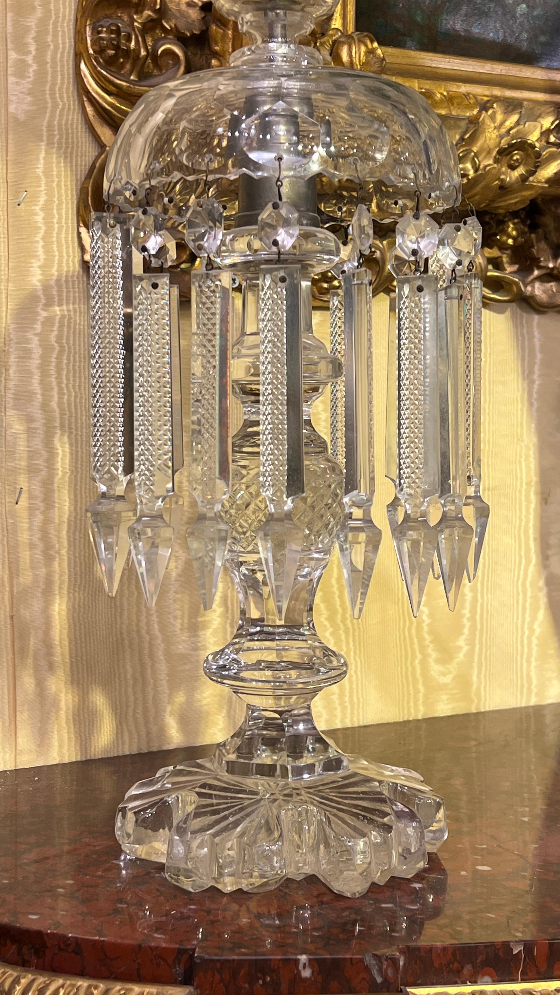 Paire de grands lustres bohèmes anciens en verre du 19ème siècle avec abat-jours en forme d'ouragan Bon état - En vente à New York, NY