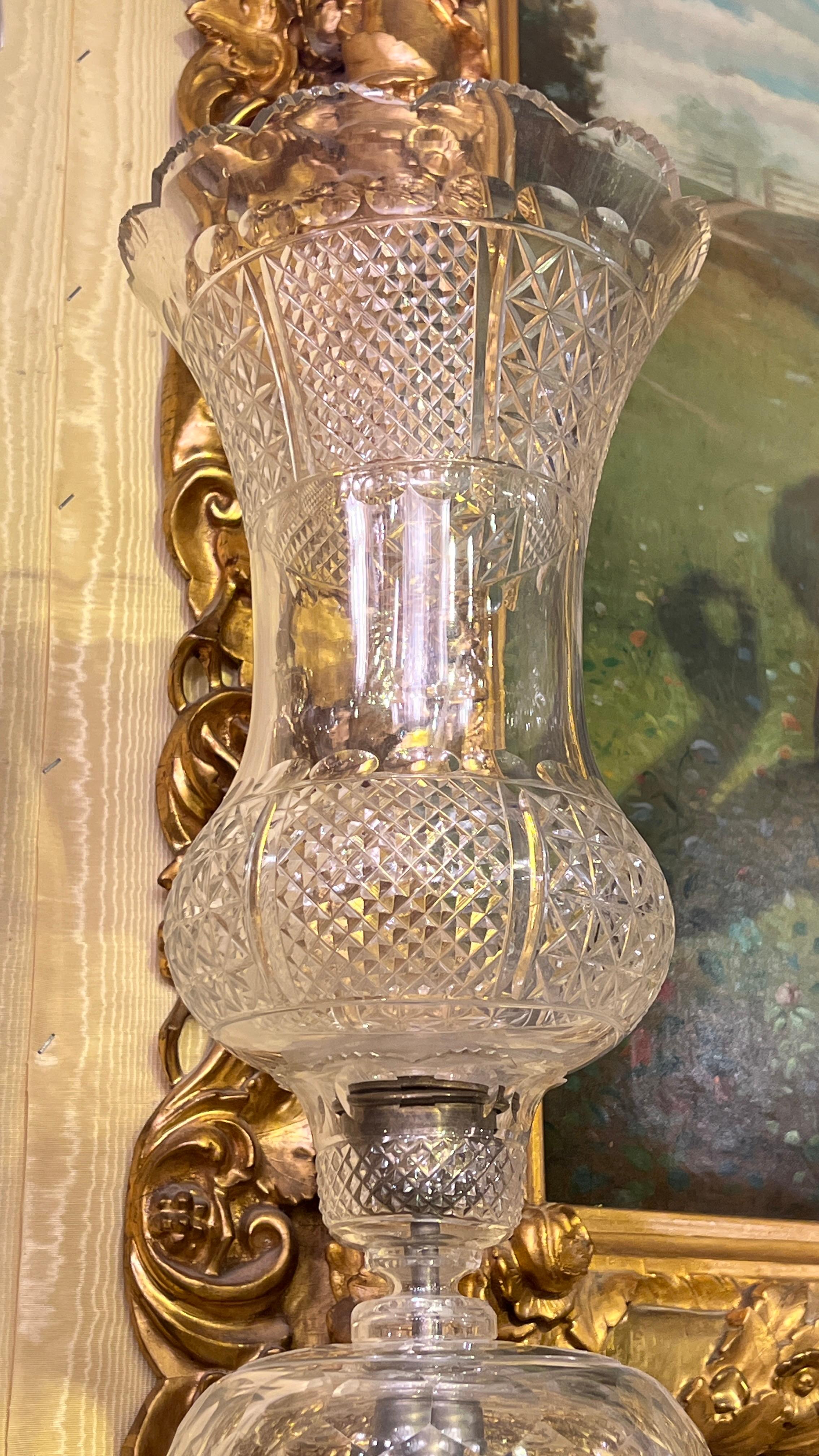 XIXe siècle Paire de grands lustres bohèmes anciens en verre du 19ème siècle avec abat-jours en forme d'ouragan en vente