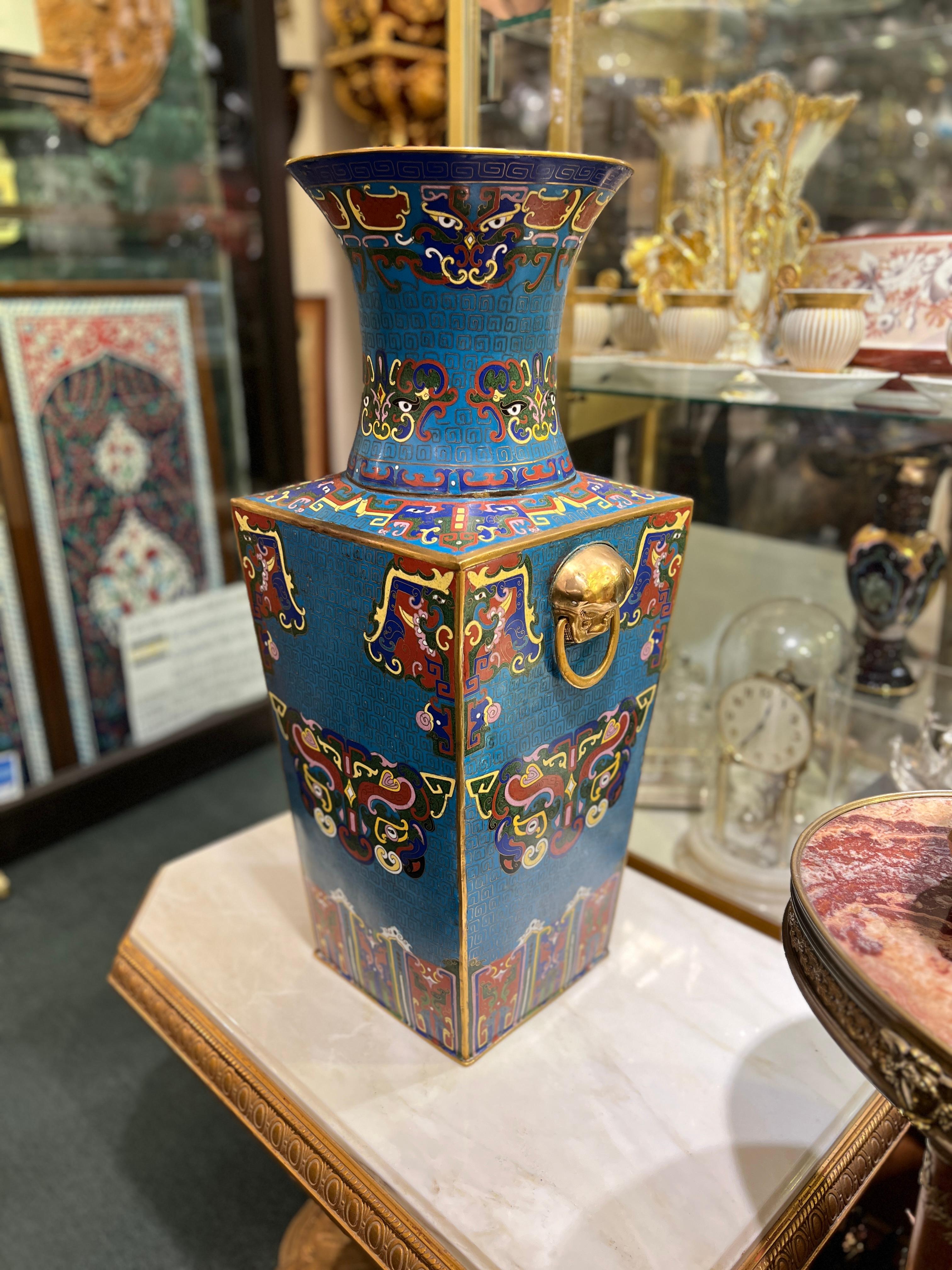 Coppia insolita e finemente lavorata di grandi vasi cinesi smaltati in cloisonne di forma rettangolare con maschere in metallo dorato e manici ad anello, 25 1/2 per 10 per 10 pollici.
