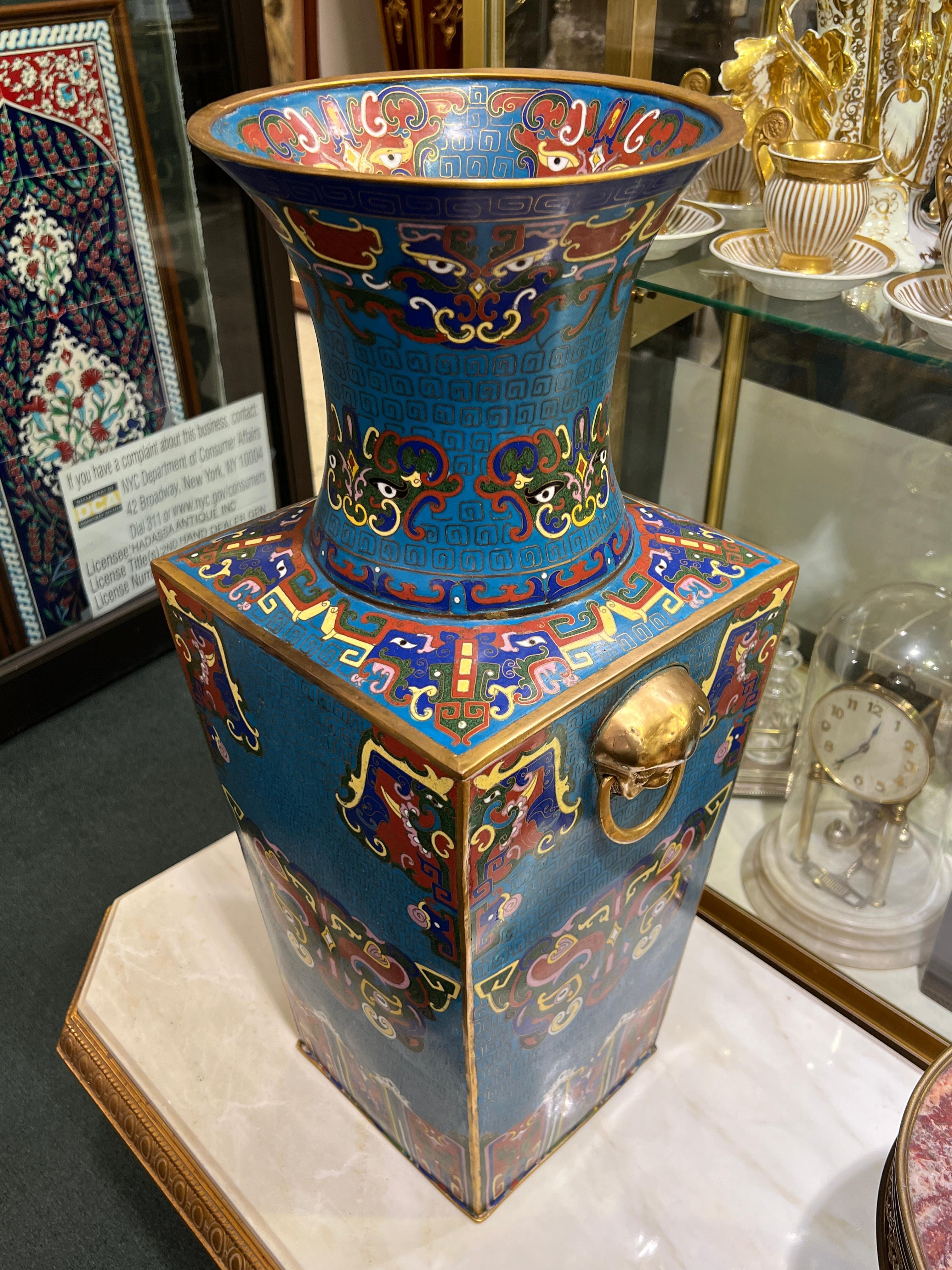 Coppia di grandi vasi antichi di cloisonne del XIX secolo In condizioni buone in vendita a New York, NY