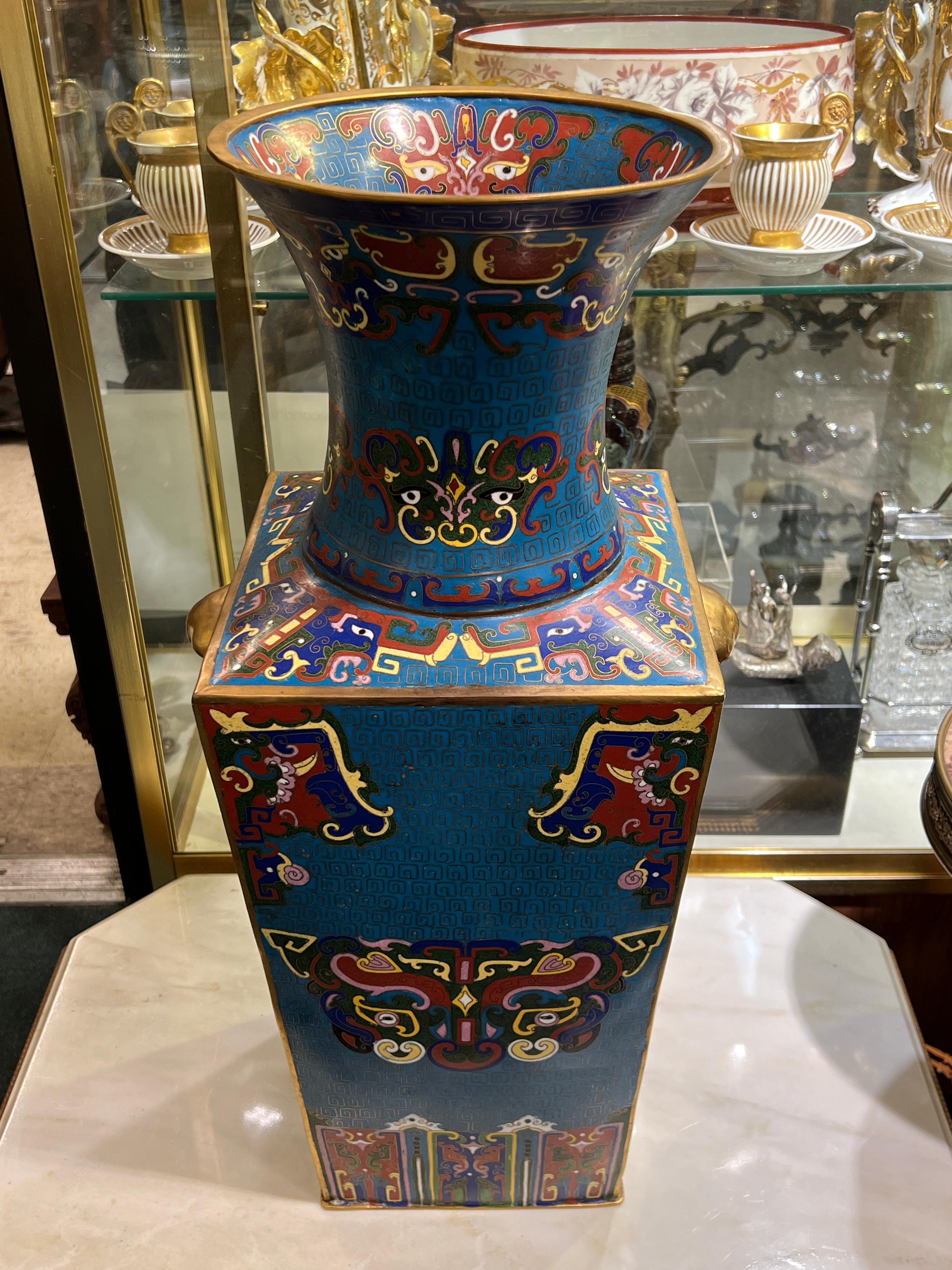 Metà XX secolo Coppia di grandi vasi antichi di cloisonne del XIX secolo in vendita