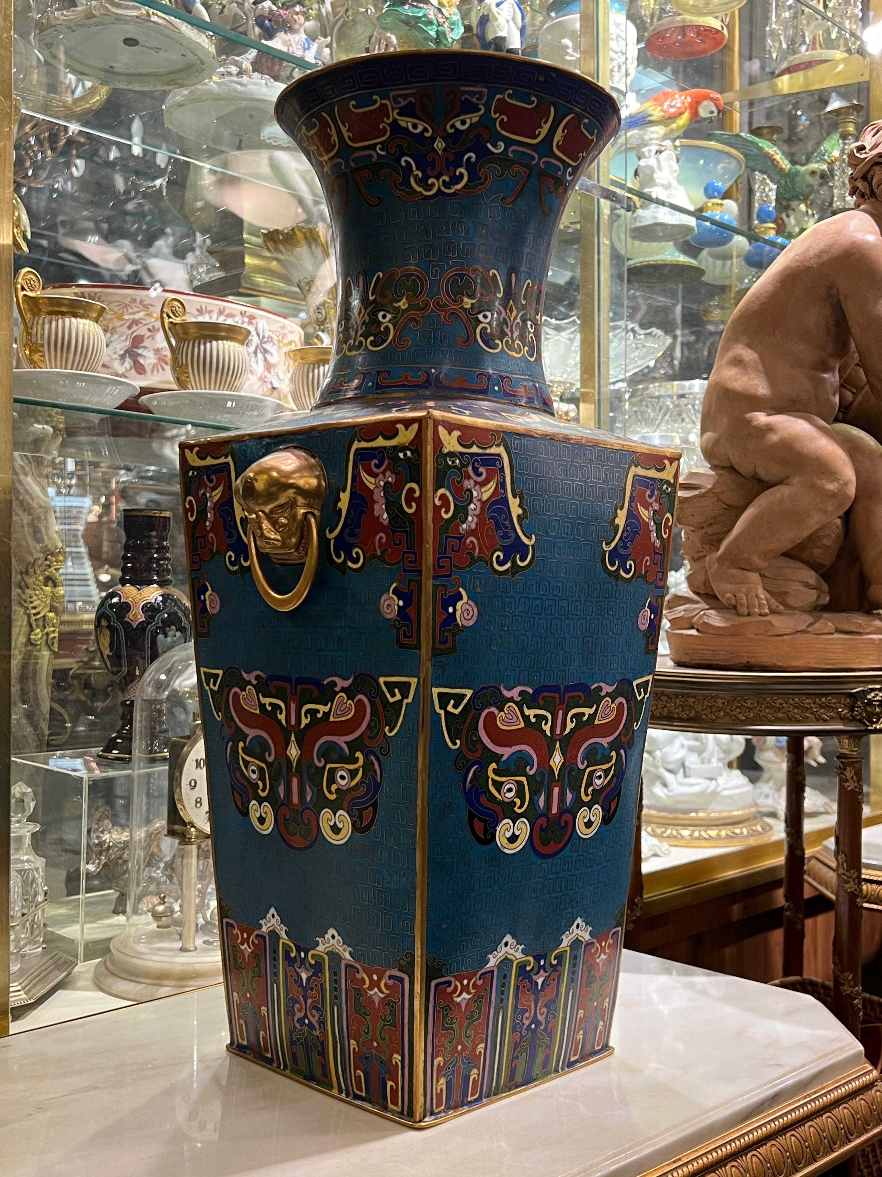 Ottone Coppia di grandi vasi antichi di cloisonne del XIX secolo in vendita