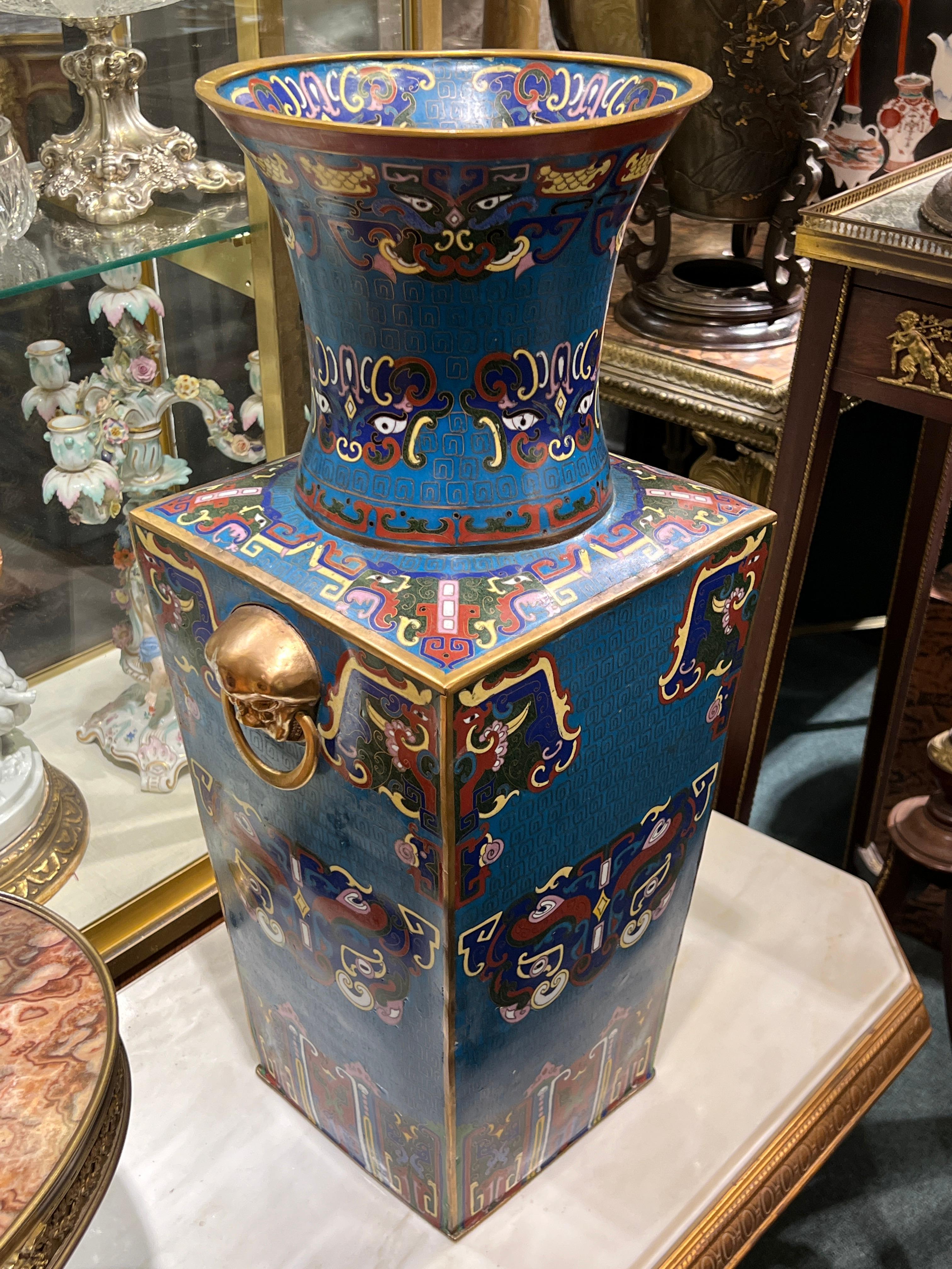 Coppia di grandi vasi antichi di cloisonne del XIX secolo in vendita 1