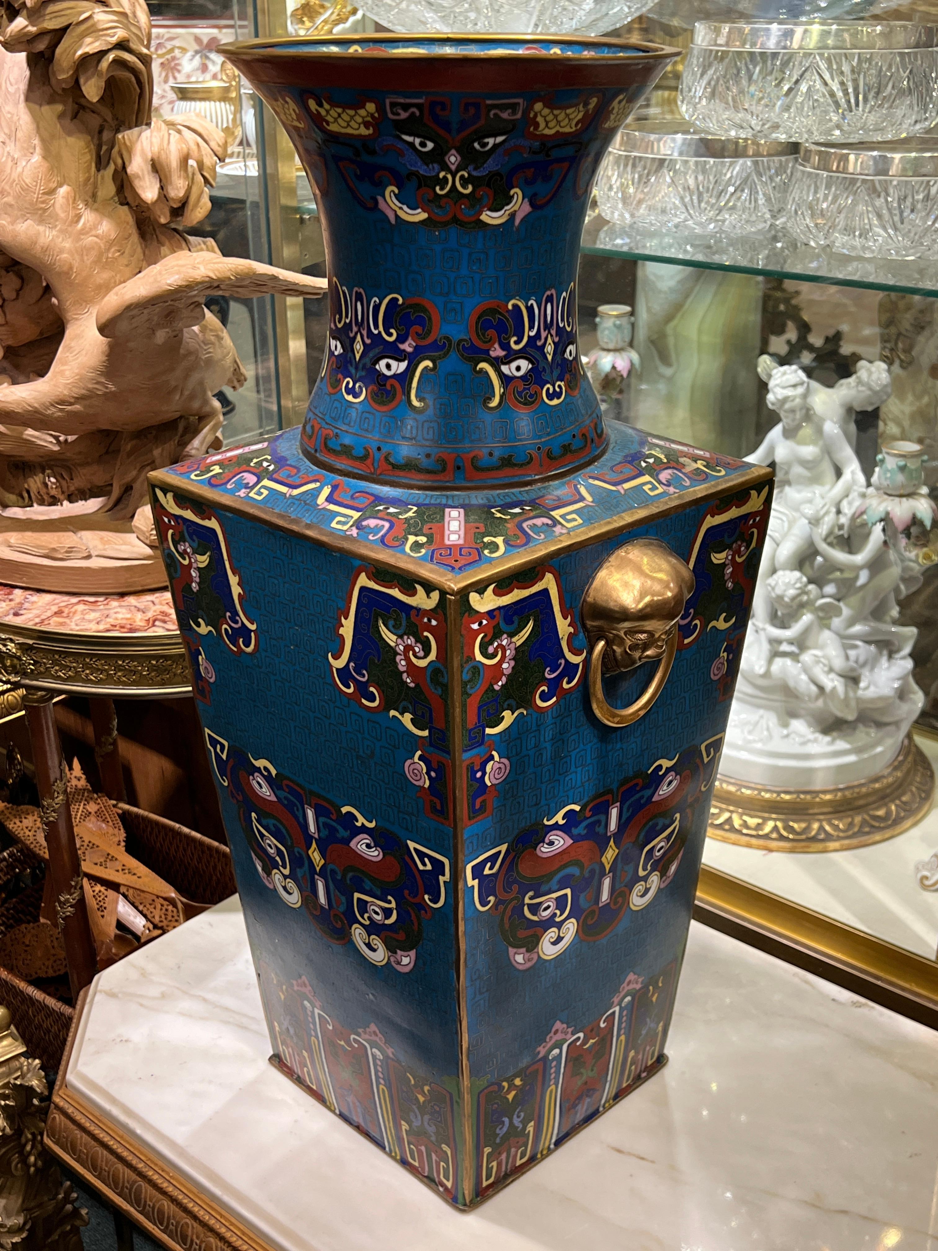 Coppia di grandi vasi antichi di cloisonne del XIX secolo in vendita 2