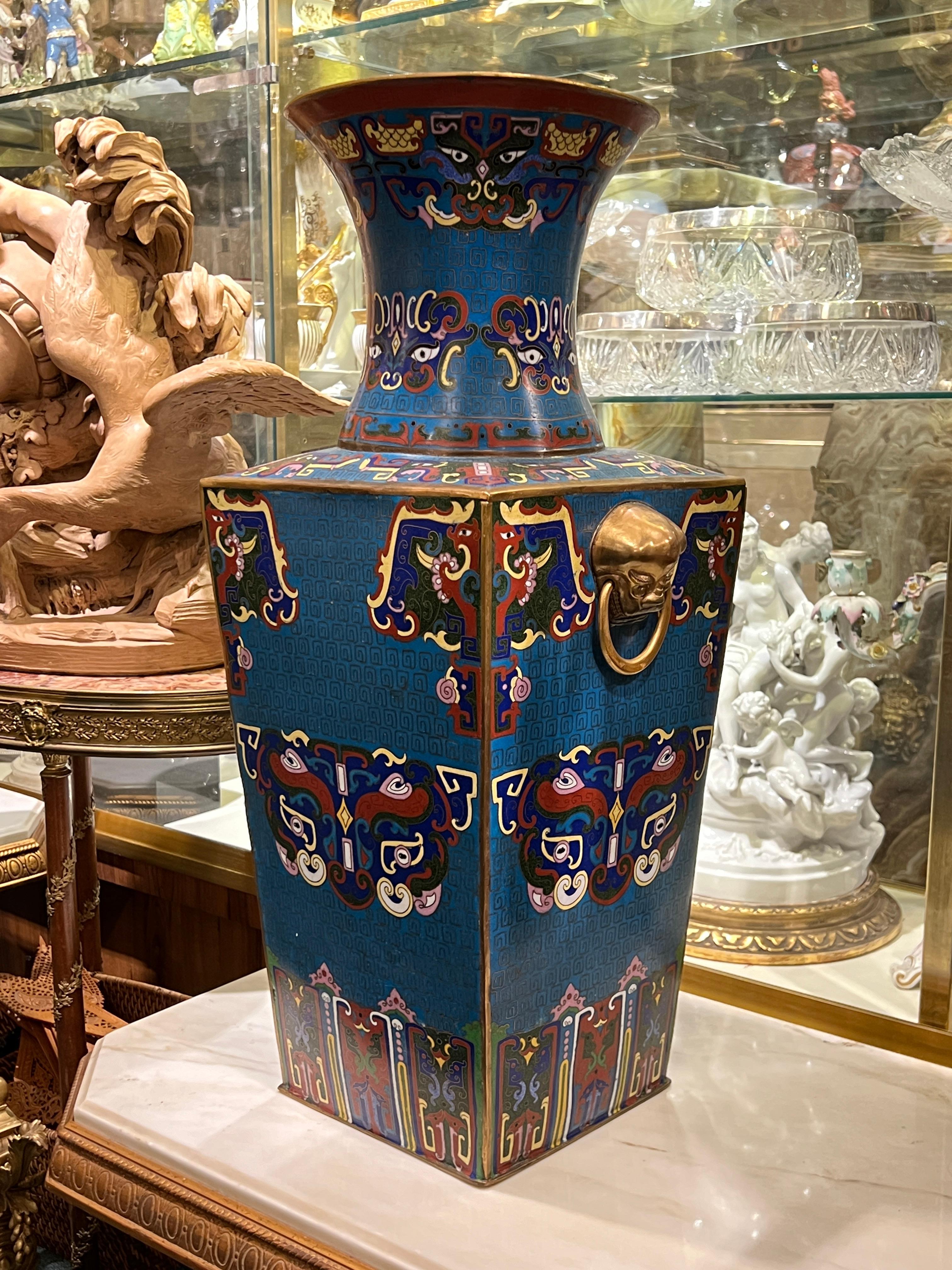 Coppia di grandi vasi antichi di cloisonne del XIX secolo in vendita 3