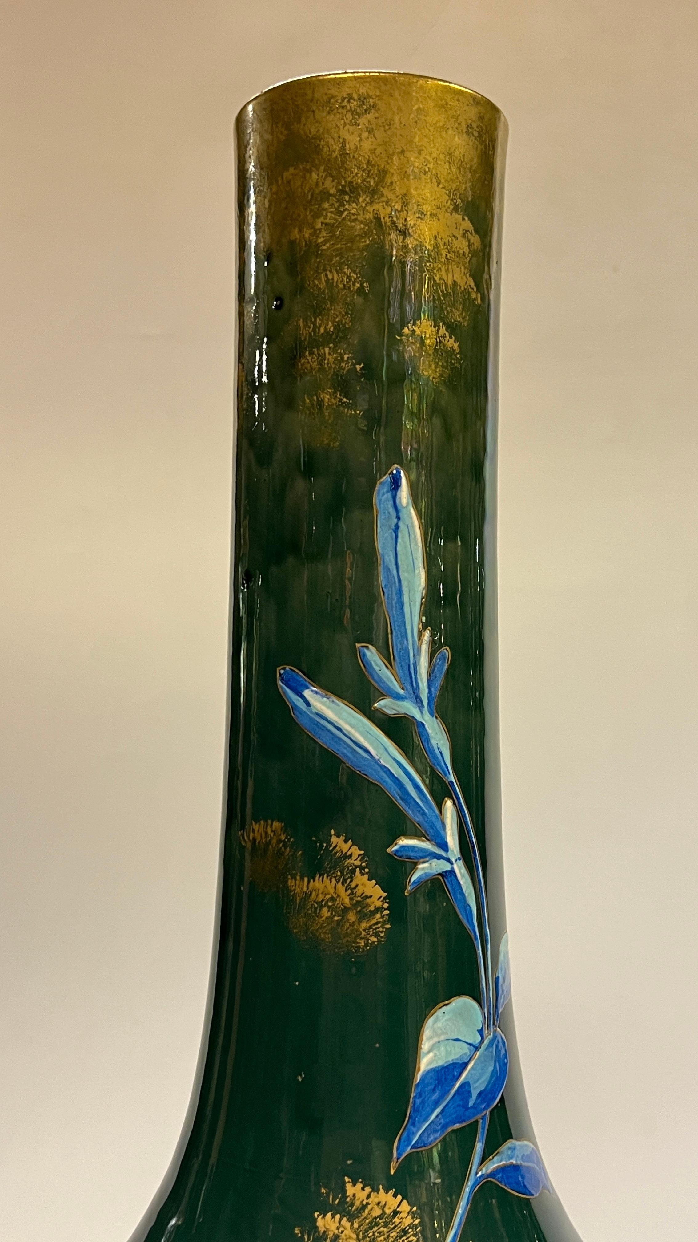 Paire de grands vases anciens en céramique émaillée, peints à la peinture florale et dorée en vente 4