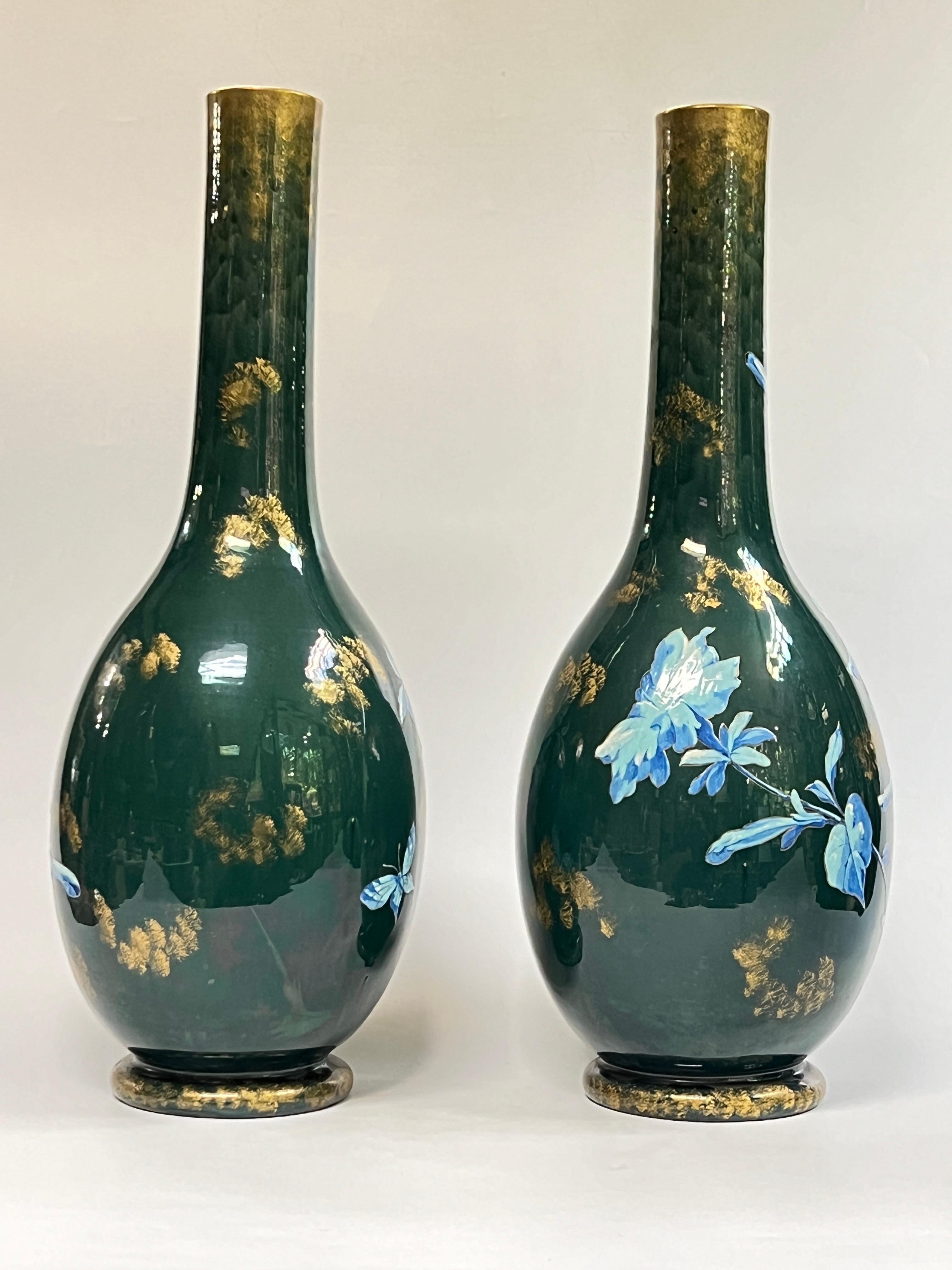 Doré Paire de grands vases anciens en céramique émaillée, peints à la peinture florale et dorée en vente