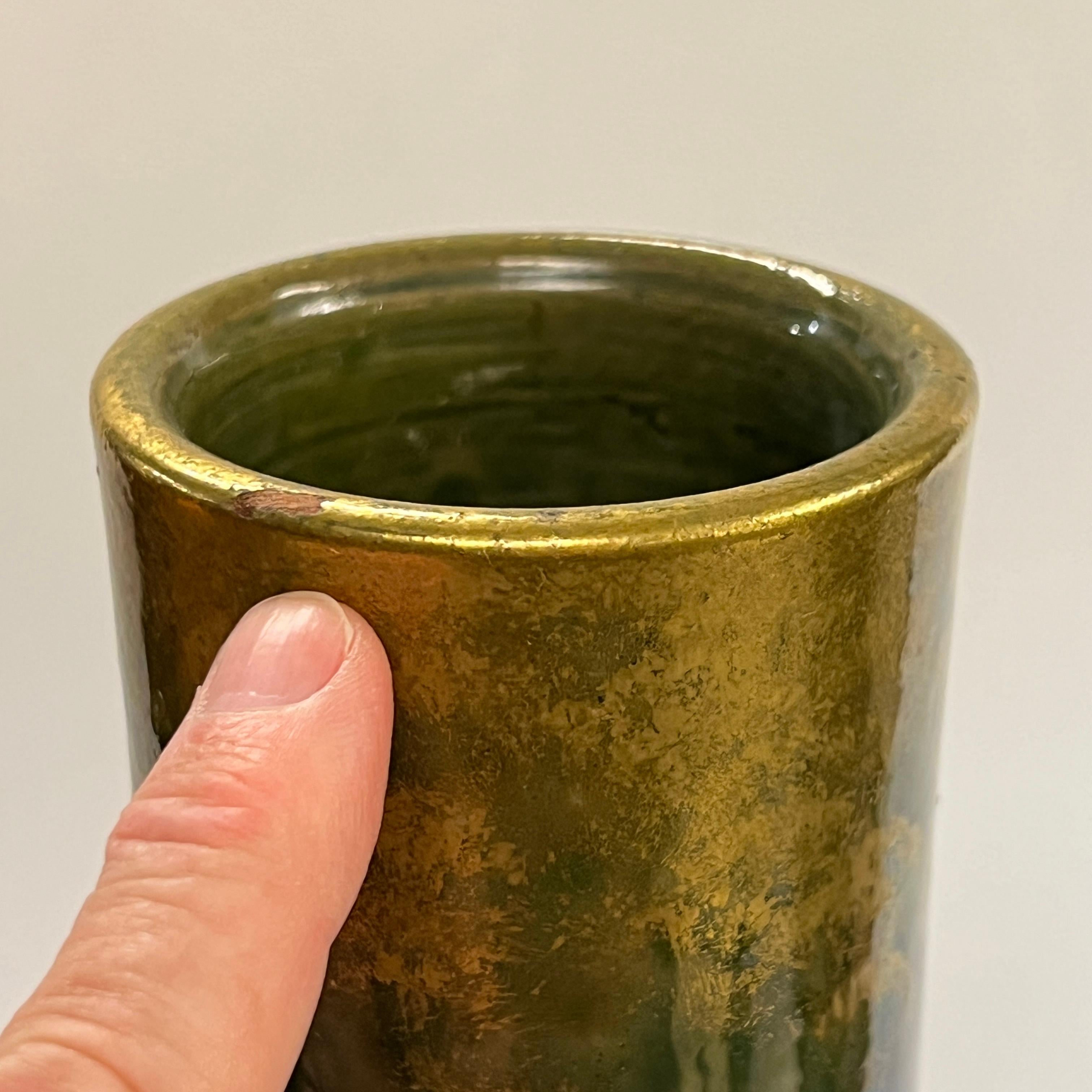 Paire de grands vases anciens en céramique émaillée, peints à la peinture florale et dorée Bon état - En vente à New York, NY