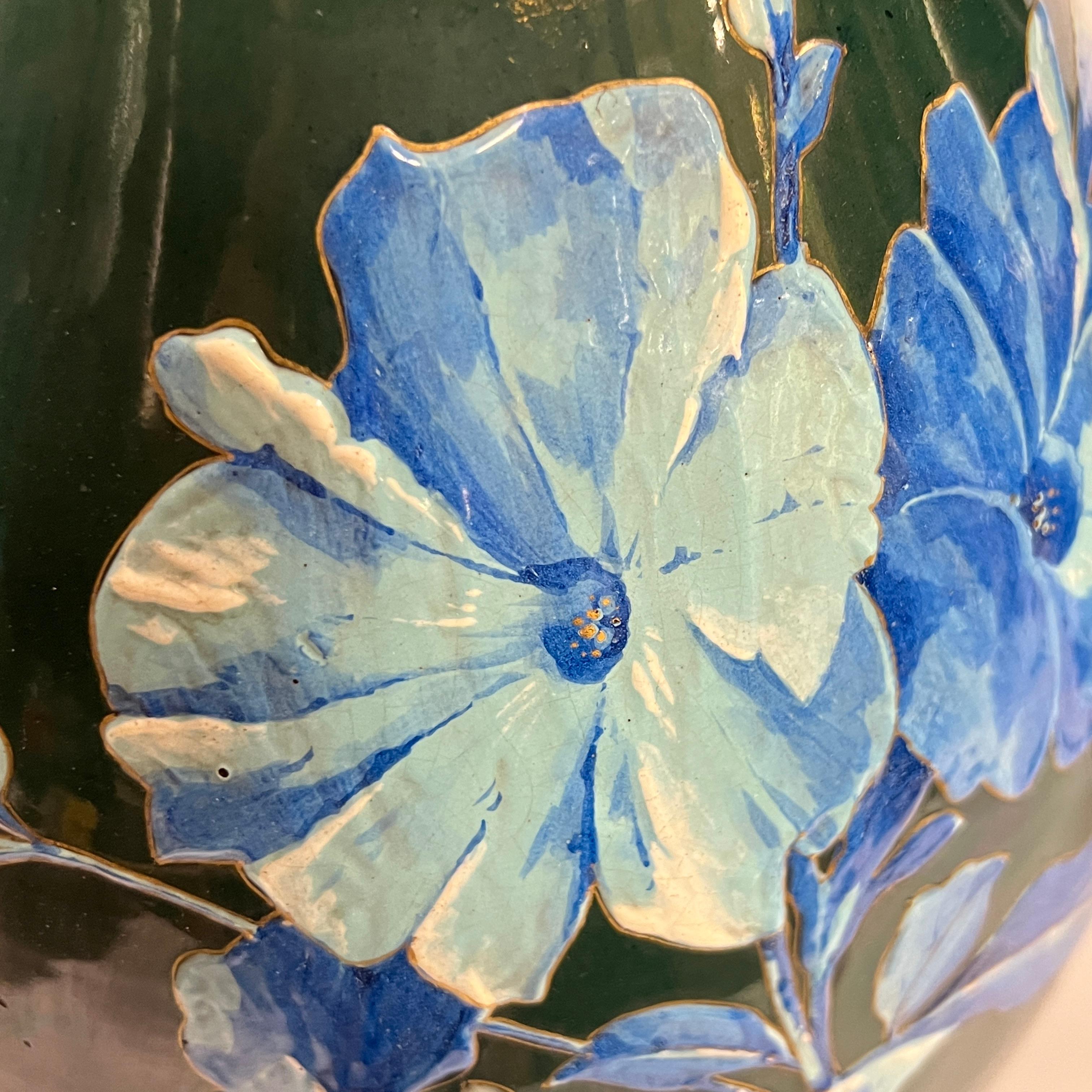 20ième siècle Paire de grands vases anciens en céramique émaillée, peints à la peinture florale et dorée en vente