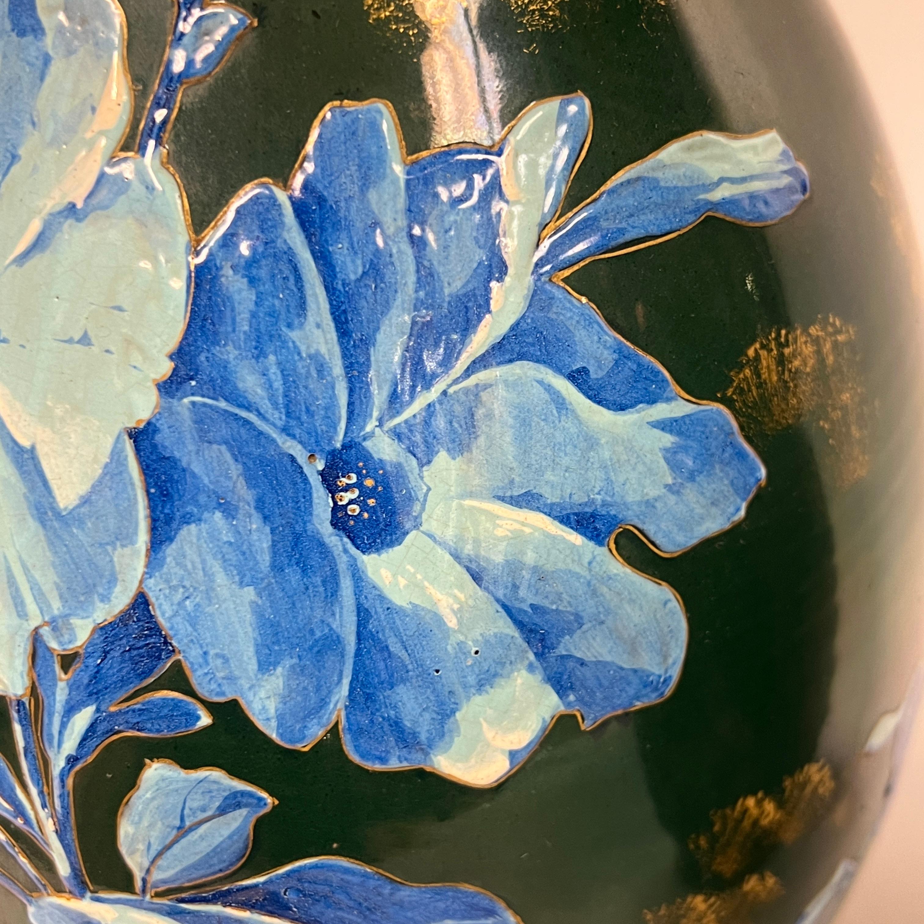 Céramique Paire de grands vases anciens en céramique émaillée, peints à la peinture florale et dorée en vente