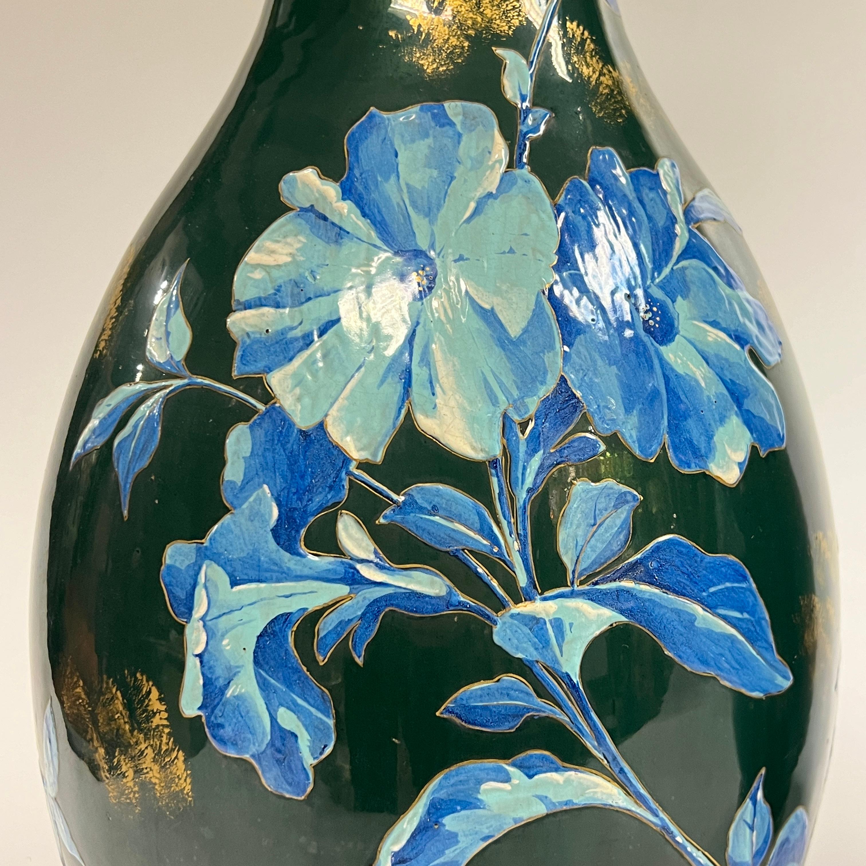 Paire de grands vases anciens en céramique émaillée, peints à la peinture florale et dorée en vente 1