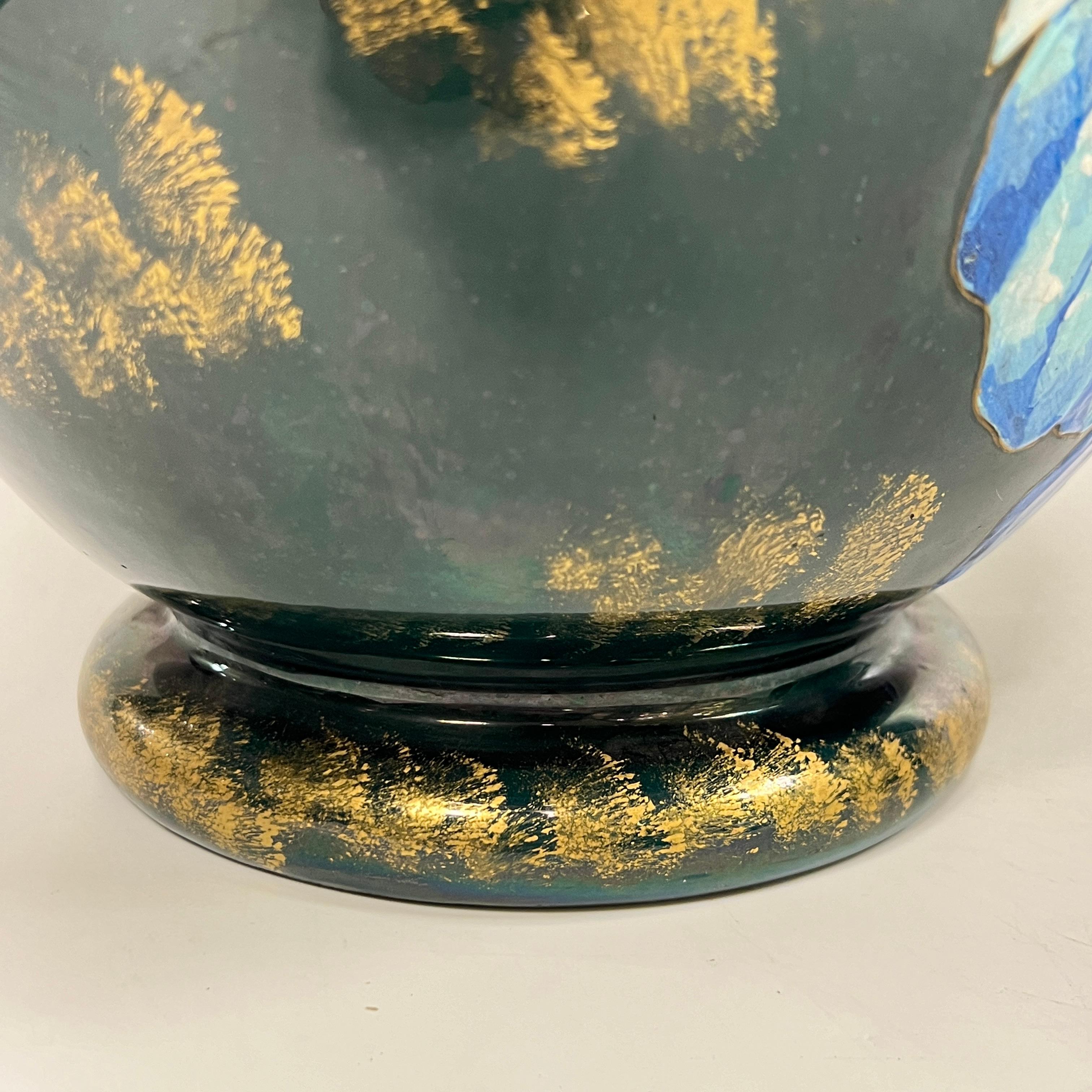 Paire de grands vases anciens en céramique émaillée, peints à la peinture florale et dorée en vente 2