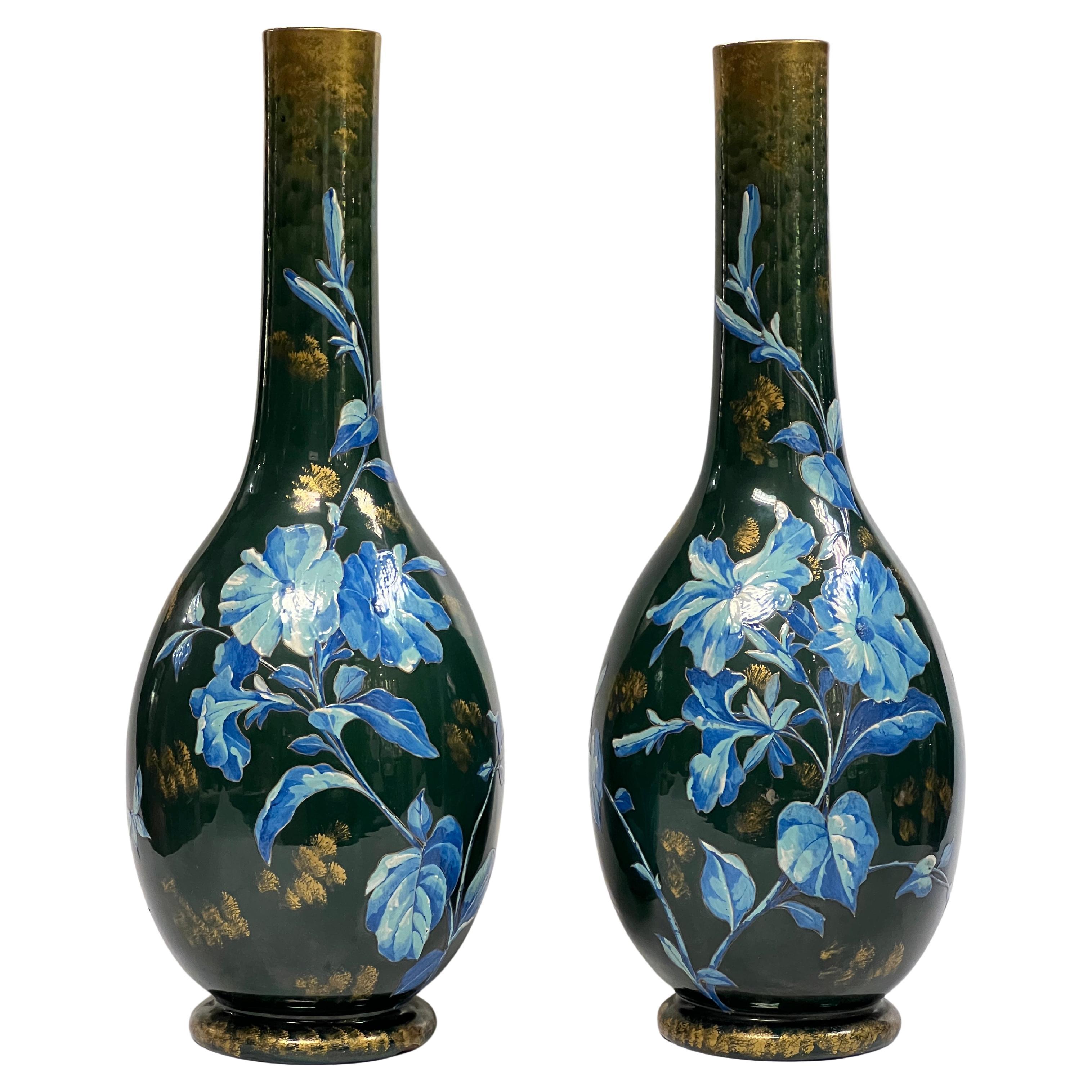 Paire de grands vases anciens en céramique émaillée, peints à la peinture florale et dorée en vente