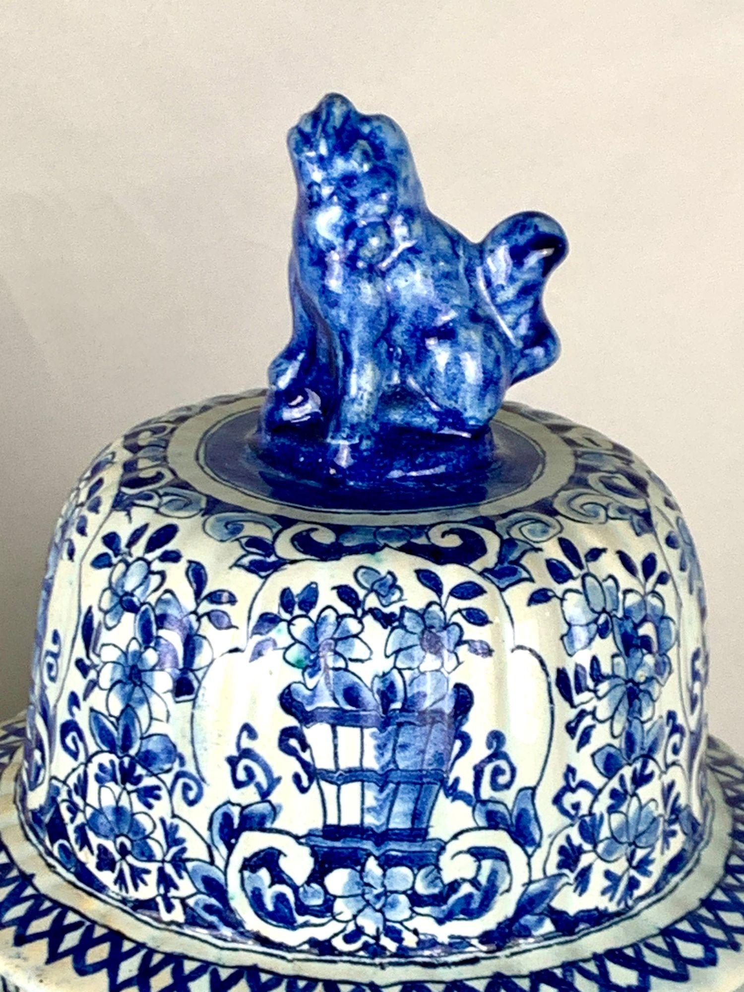 Paar große antike blaue und weiße Delft-Gefäße, kanneliert, Niederlande CIRCA 1880 (Delfter Blau) im Angebot