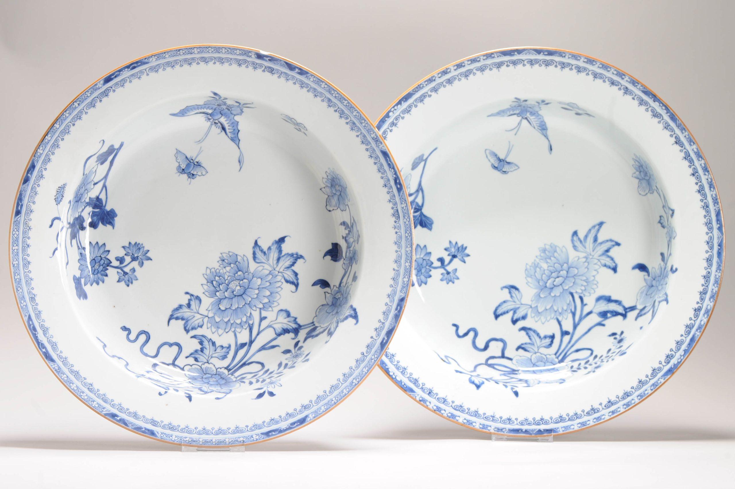Condividiamo con te questa straordinaria coppia di due grandi bacinelle/piatti da portata del XVIII secolo.

Entrambi dipinti con una scena di alta qualità di peonie e farfalle.


Condizione
Piatto 1 con linea, chip e fritte. Il piatto 2 presenta