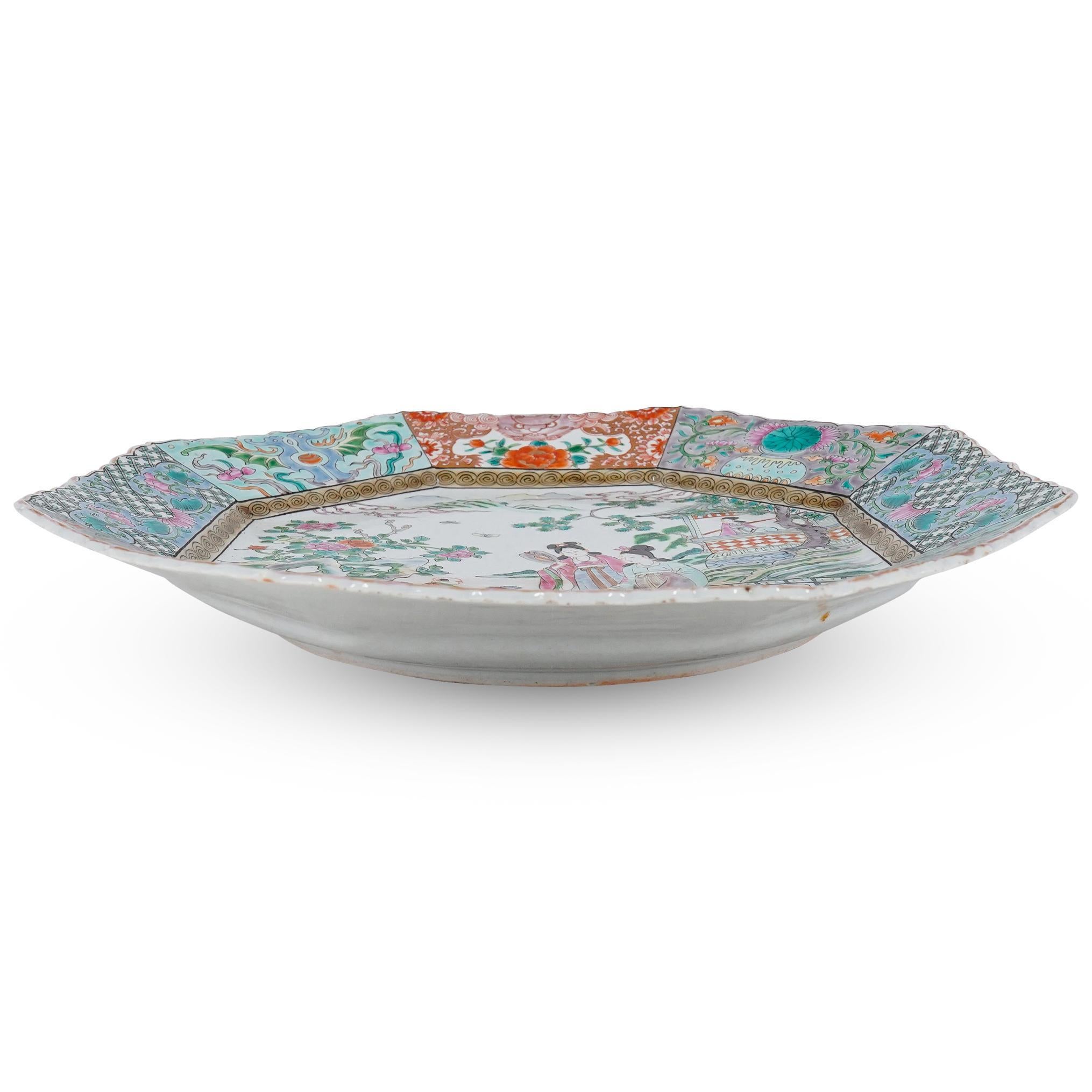 Paire de grandes assiettes de présentation anciennes en porcelaine rose de la famille Qing, 1850 en vente 3
