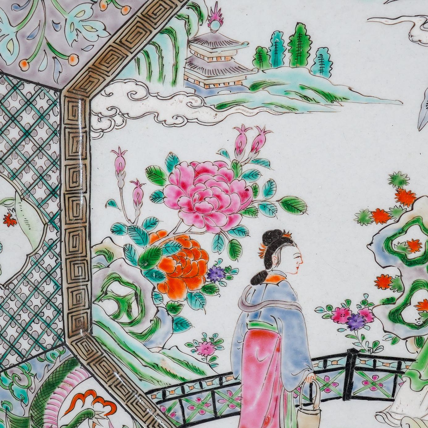 Paire de grandes assiettes de présentation anciennes en porcelaine rose de la famille Qing, 1850 en vente 9