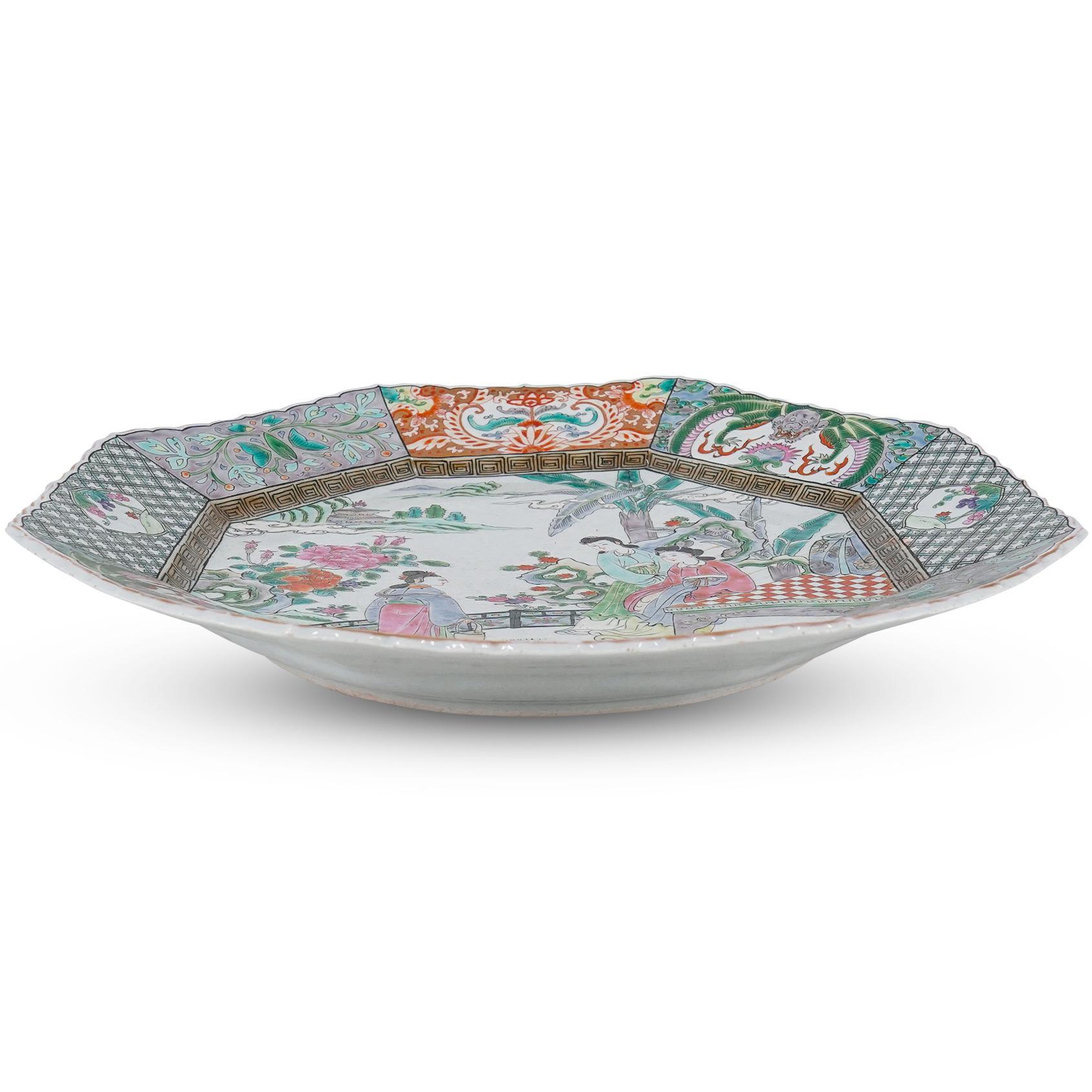 Paire de grandes assiettes de présentation anciennes en porcelaine rose de la famille Qing, 1850 en vente 11