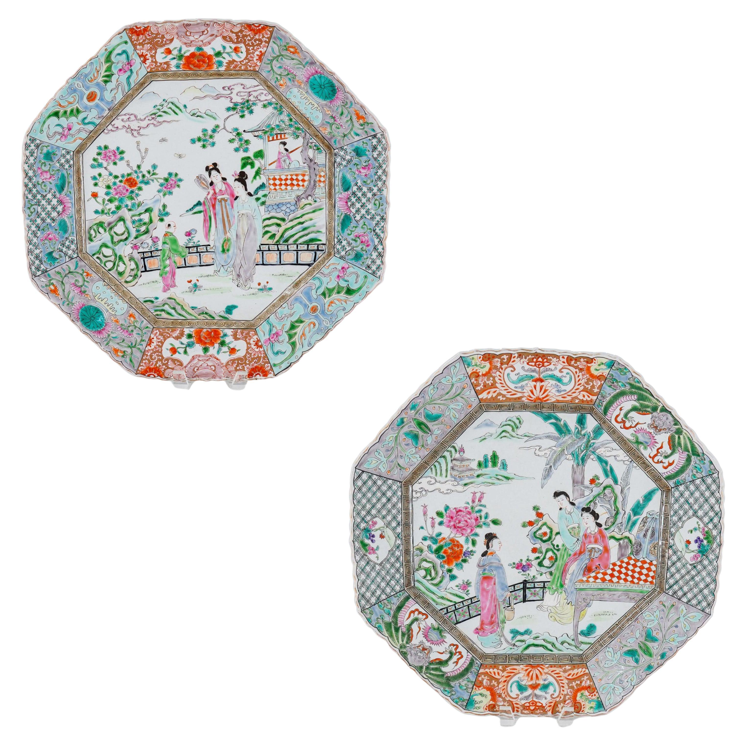 Une belle et grande paire d'anciens chargeurs en porcelaine d'exportation Famille Rose de la dynastie chinoise Qing, vers 1850.
Chaque chargeur est de forme octogonale avec des bordures ornées de panneaux de décoration florale et de treillis,