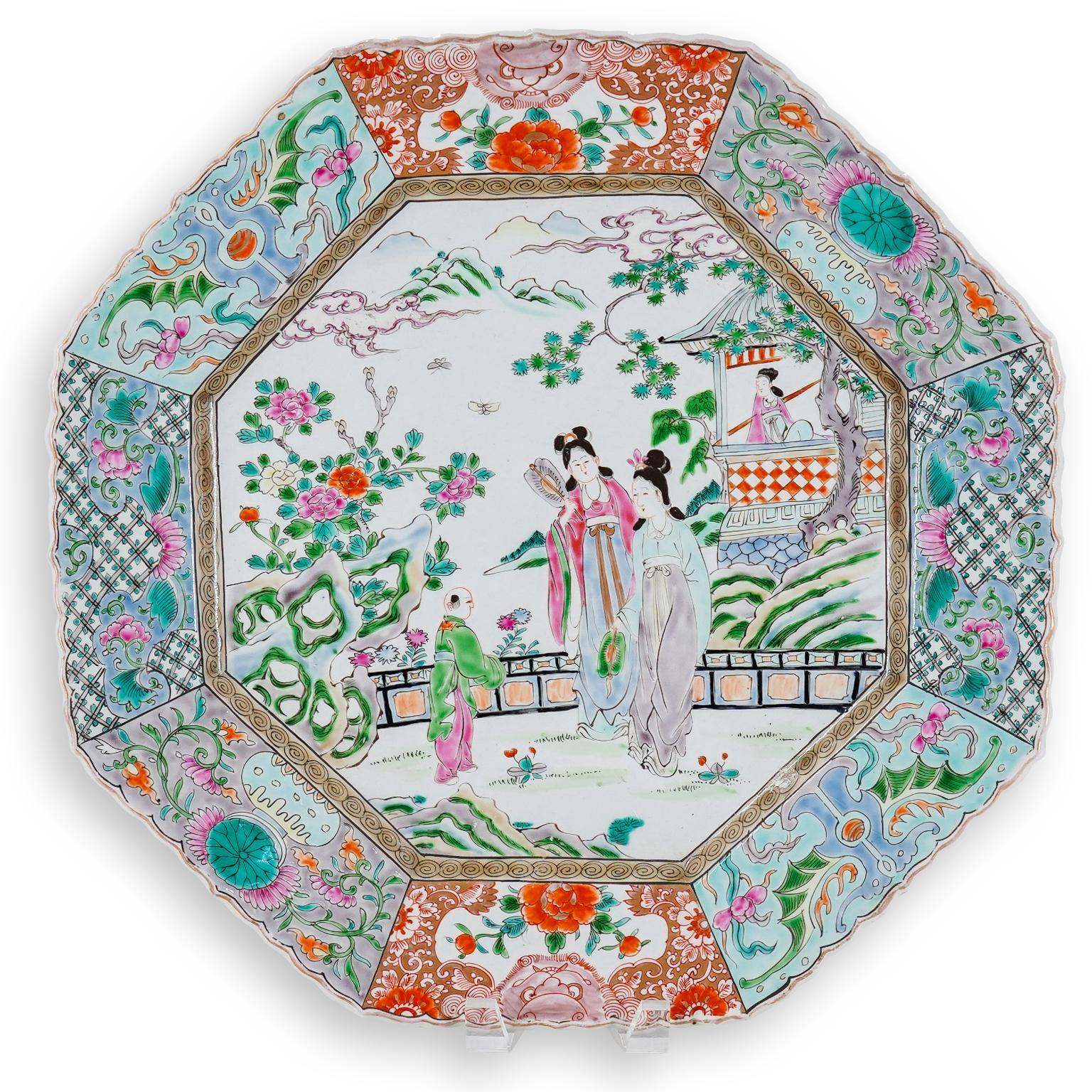 Japonais Paire de grandes assiettes de présentation anciennes en porcelaine rose de la famille Qing, 1850 en vente