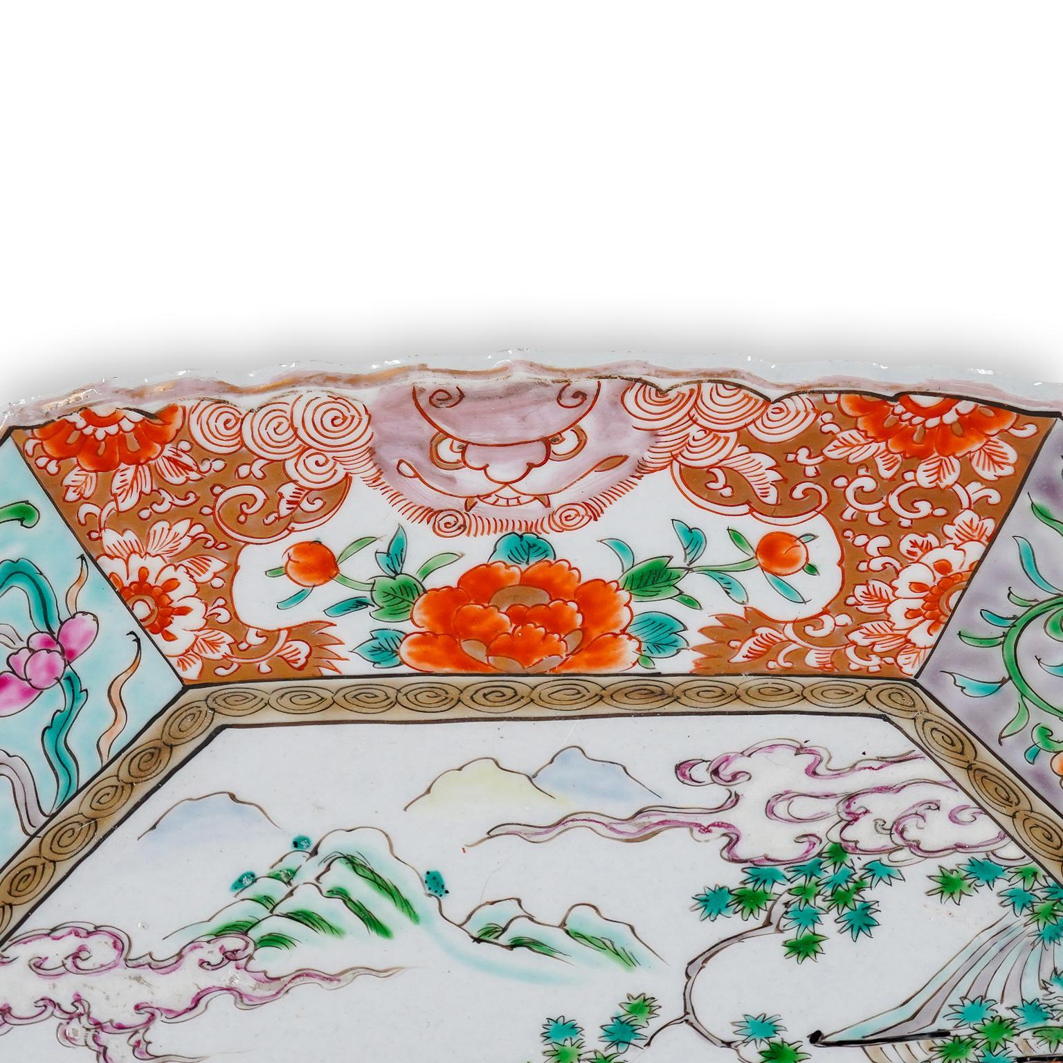Vernissé Paire de grandes assiettes de présentation anciennes en porcelaine rose de la famille Qing, 1850 en vente