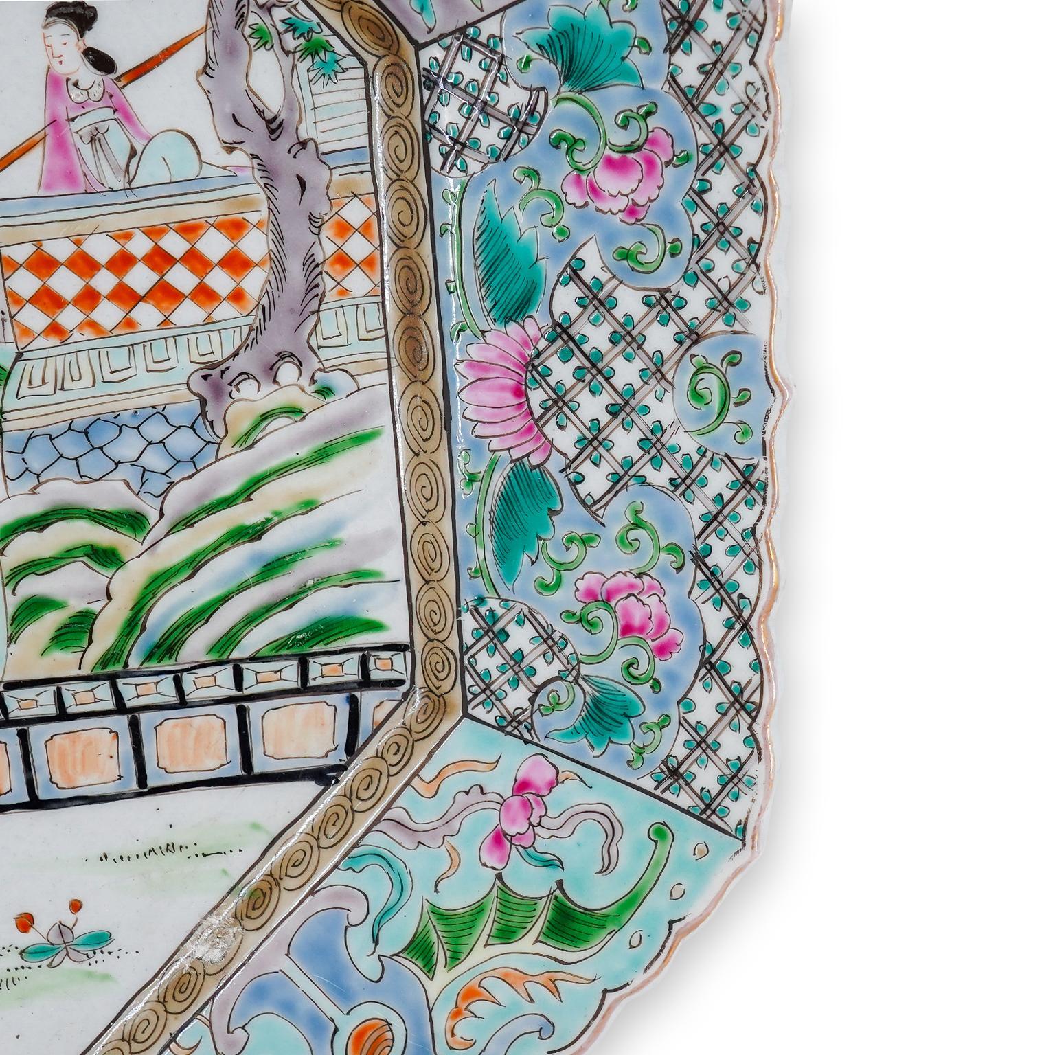 Paire de grandes assiettes de présentation anciennes en porcelaine rose de la famille Qing, 1850 Bon état - En vente à Portland, OR