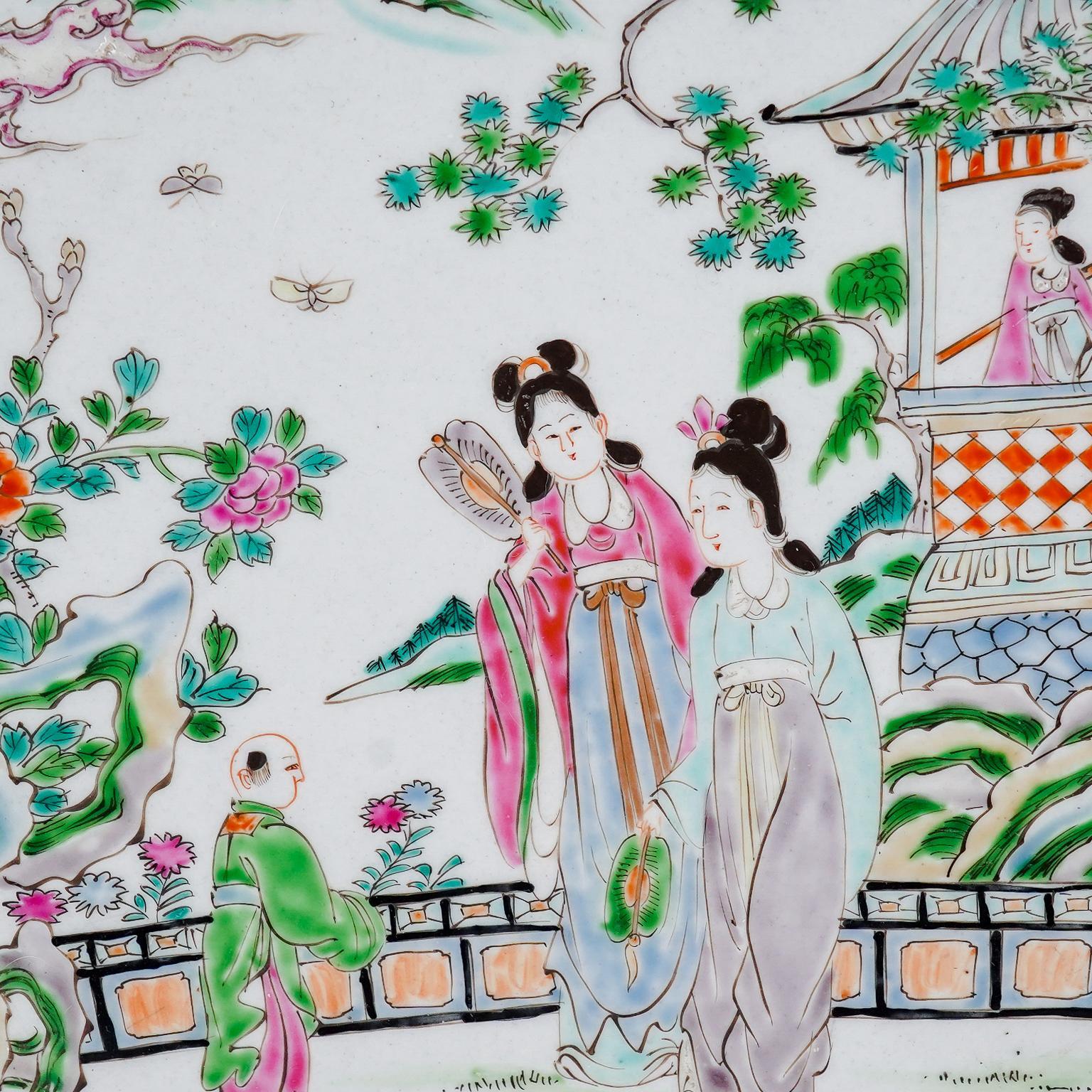 Fin du XIXe siècle Paire de grandes assiettes de présentation anciennes en porcelaine rose de la famille Qing, 1850 en vente