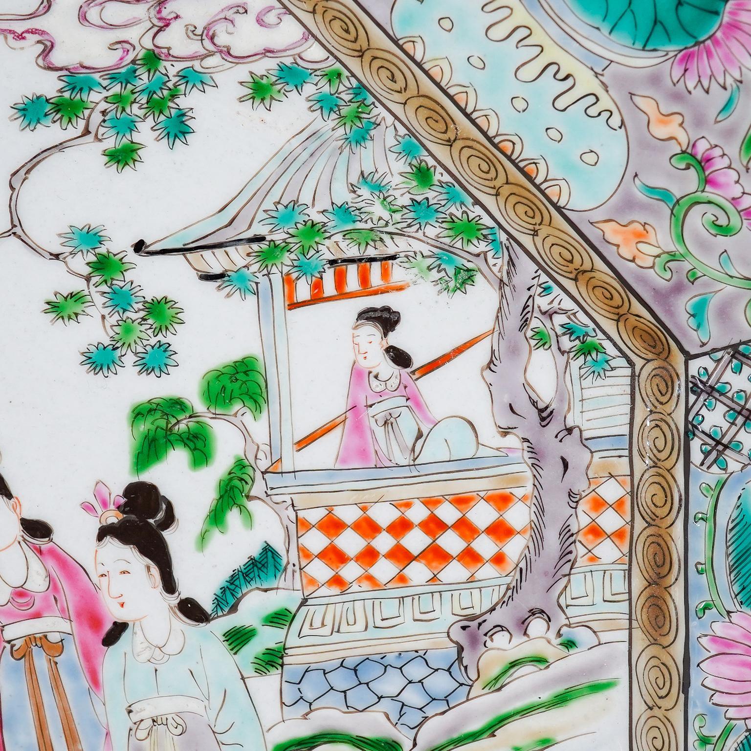 Porcelaine Paire de grandes assiettes de présentation anciennes en porcelaine rose de la famille Qing, 1850 en vente