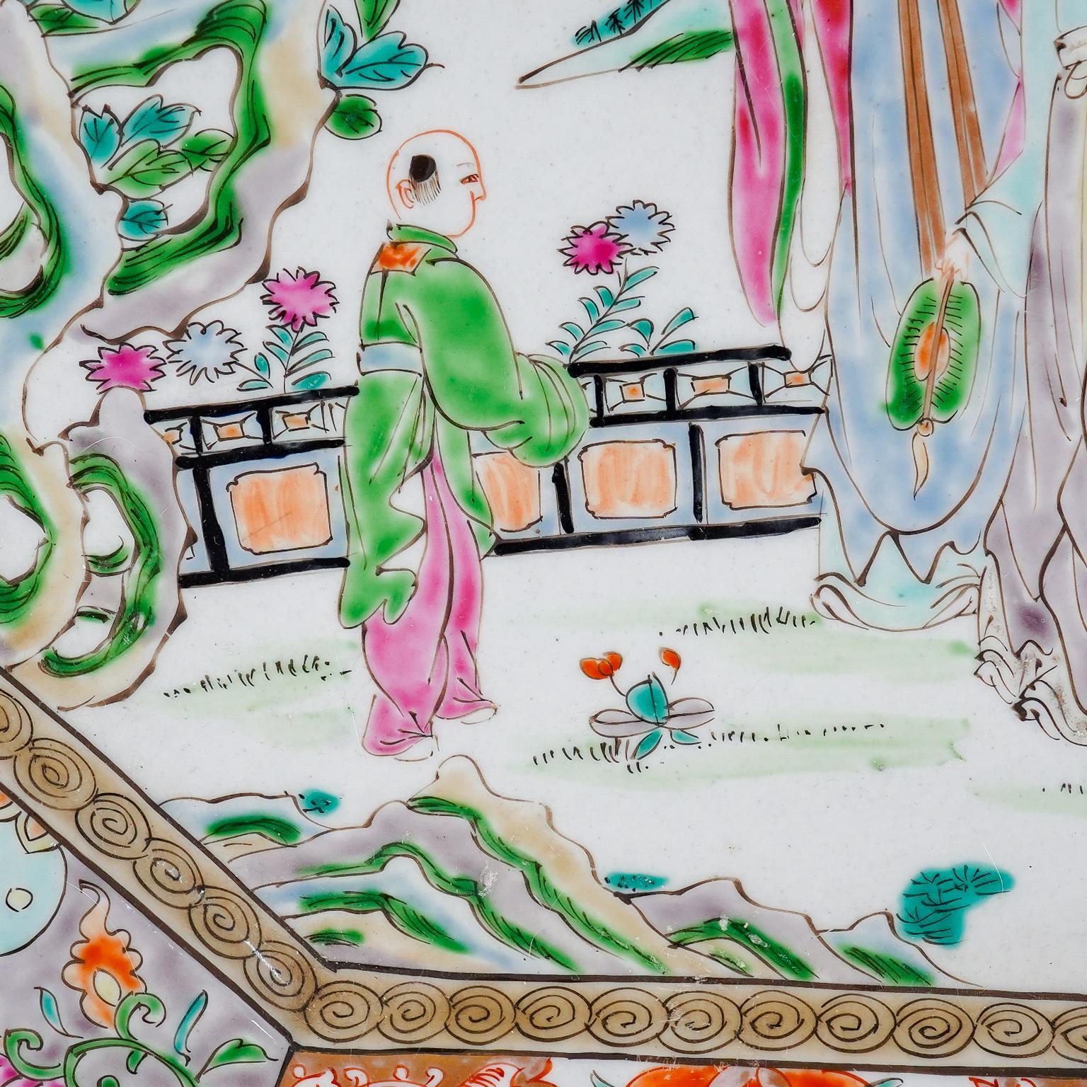 Paire de grandes assiettes de présentation anciennes en porcelaine rose de la famille Qing, 1850 en vente 1