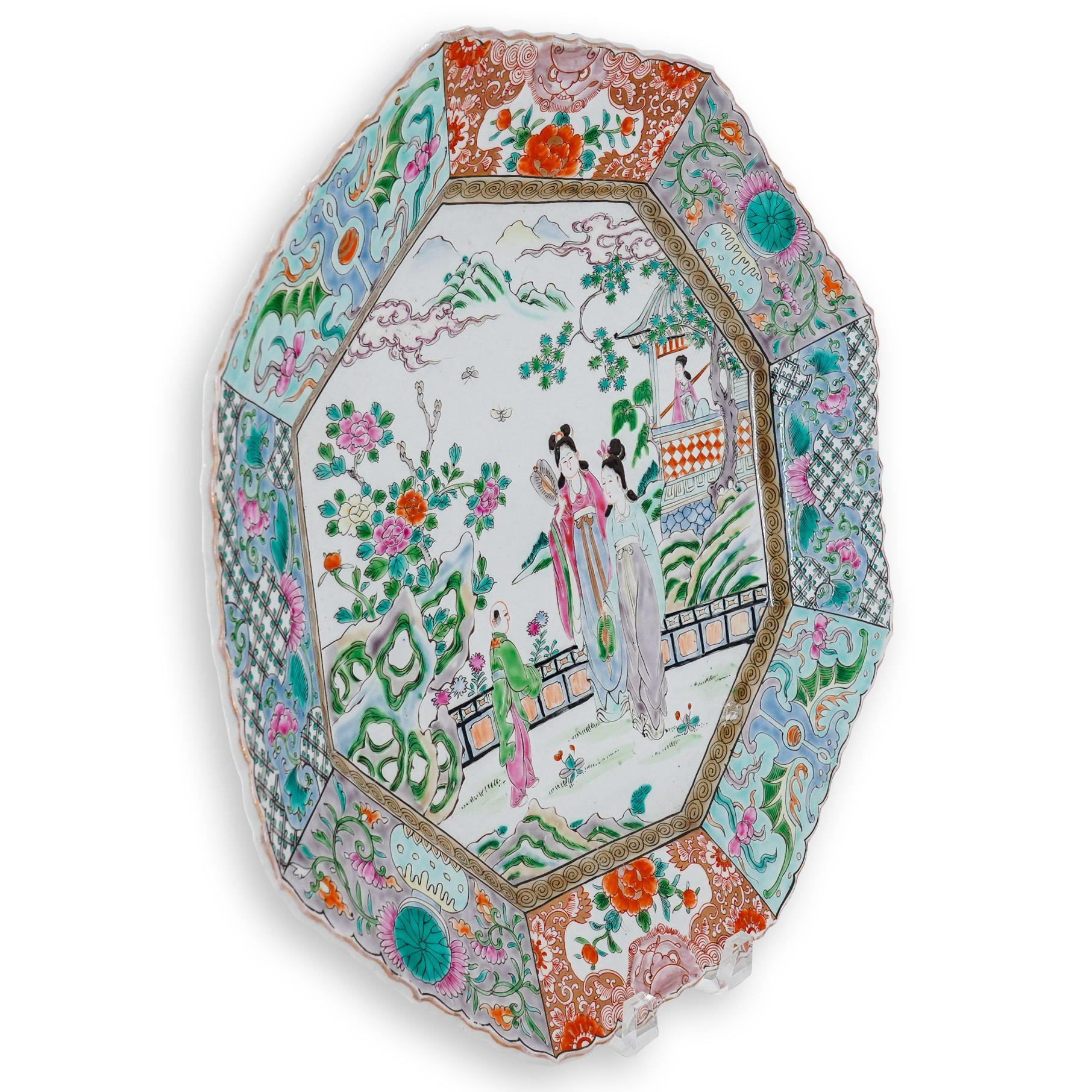 Paire de grandes assiettes de présentation anciennes en porcelaine rose de la famille Qing, 1850 en vente 2