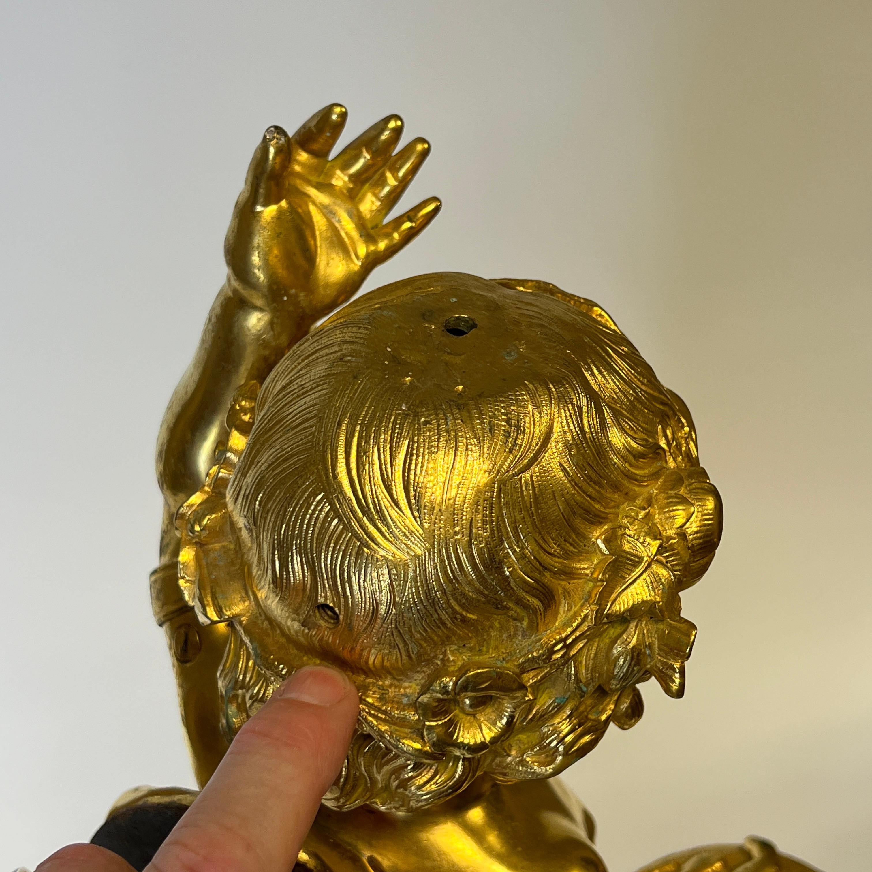 Paar große antike Figural Putti Cherub Figural vergoldete Bronze Andirons / Chenets im Angebot 4