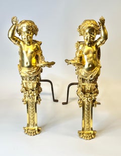 Paire de grands chérubins putti figuratifs anciens en bronze doré Andirons / Chenets