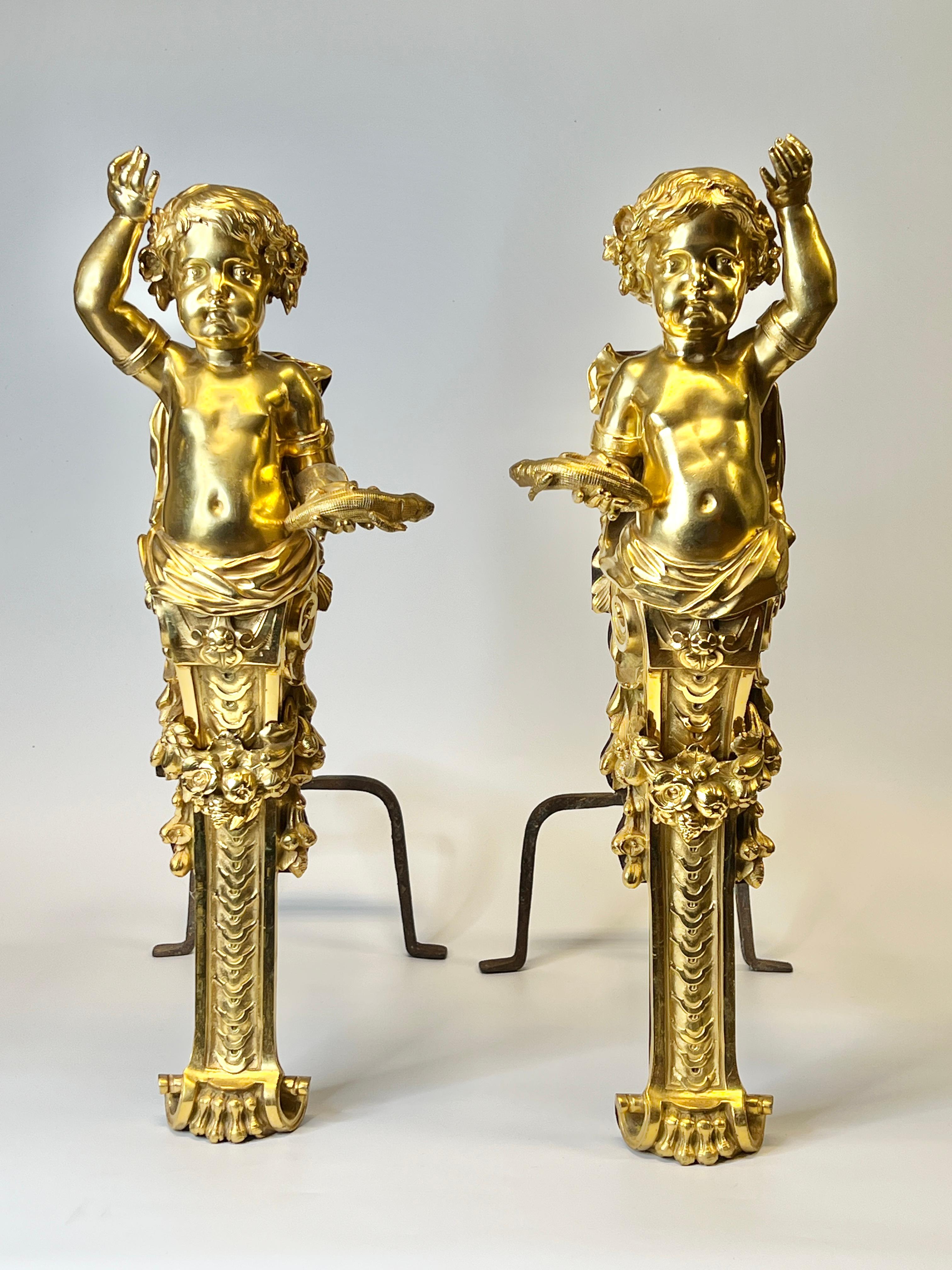 Paar große antike Figural Putti Cherub Figural vergoldete Bronze Andirons / Chenets (Neoklassisch) im Angebot