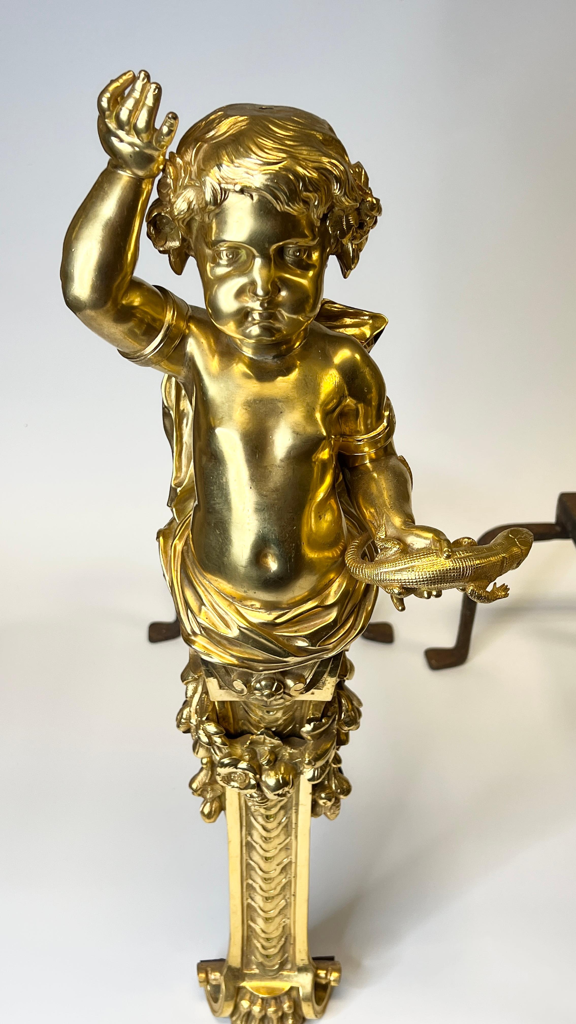 Paar große antike Figural Putti Cherub Figural vergoldete Bronze Andirons / Chenets (Vergoldet) im Angebot