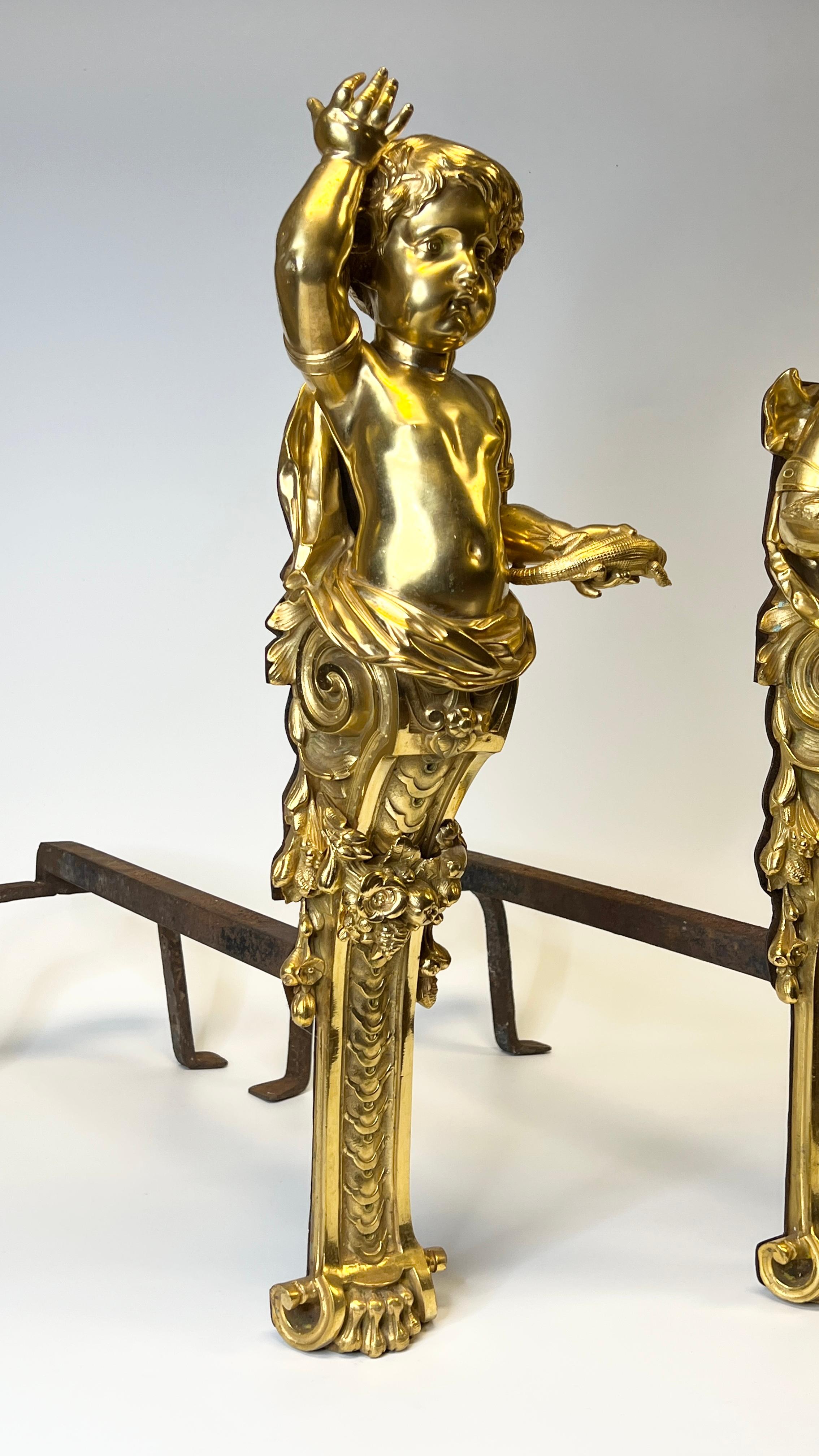 Paar große antike Figural Putti Cherub Figural vergoldete Bronze Andirons / Chenets im Zustand „Gut“ im Angebot in New York, NY