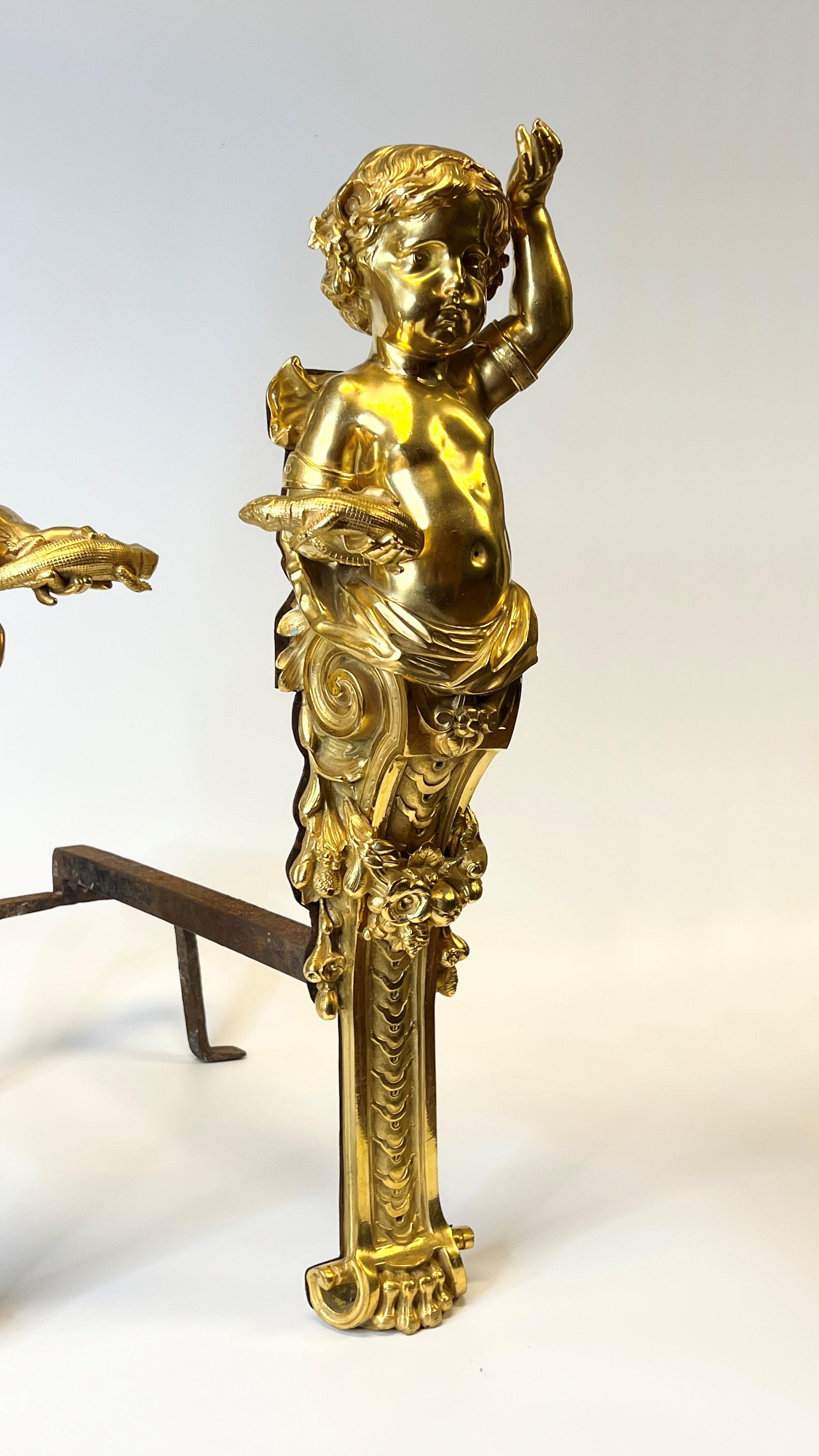 Paar große antike Figural Putti Cherub Figural vergoldete Bronze Andirons / Chenets (19. Jahrhundert) im Angebot