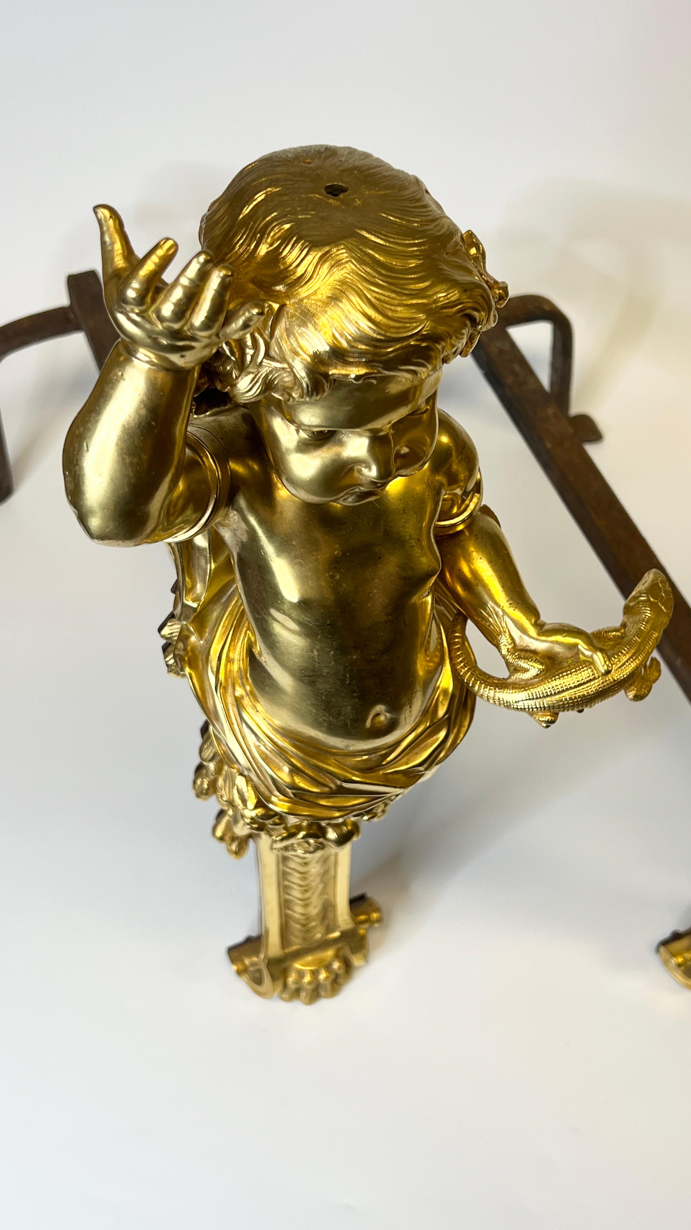 Paar große antike Figural Putti Cherub Figural vergoldete Bronze Andirons / Chenets im Angebot 1