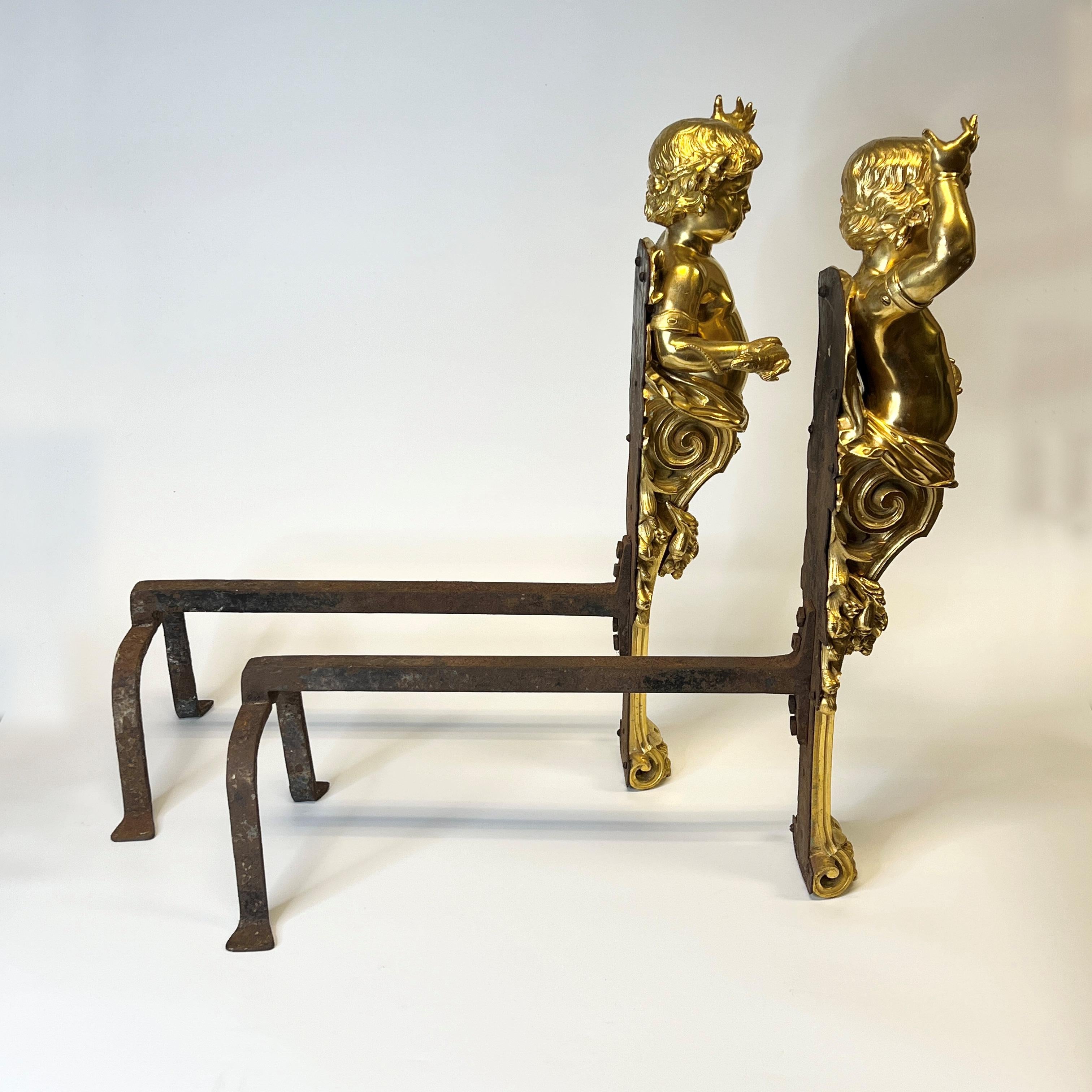 Paar große antike Figural Putti Cherub Figural vergoldete Bronze Andirons / Chenets im Angebot 2