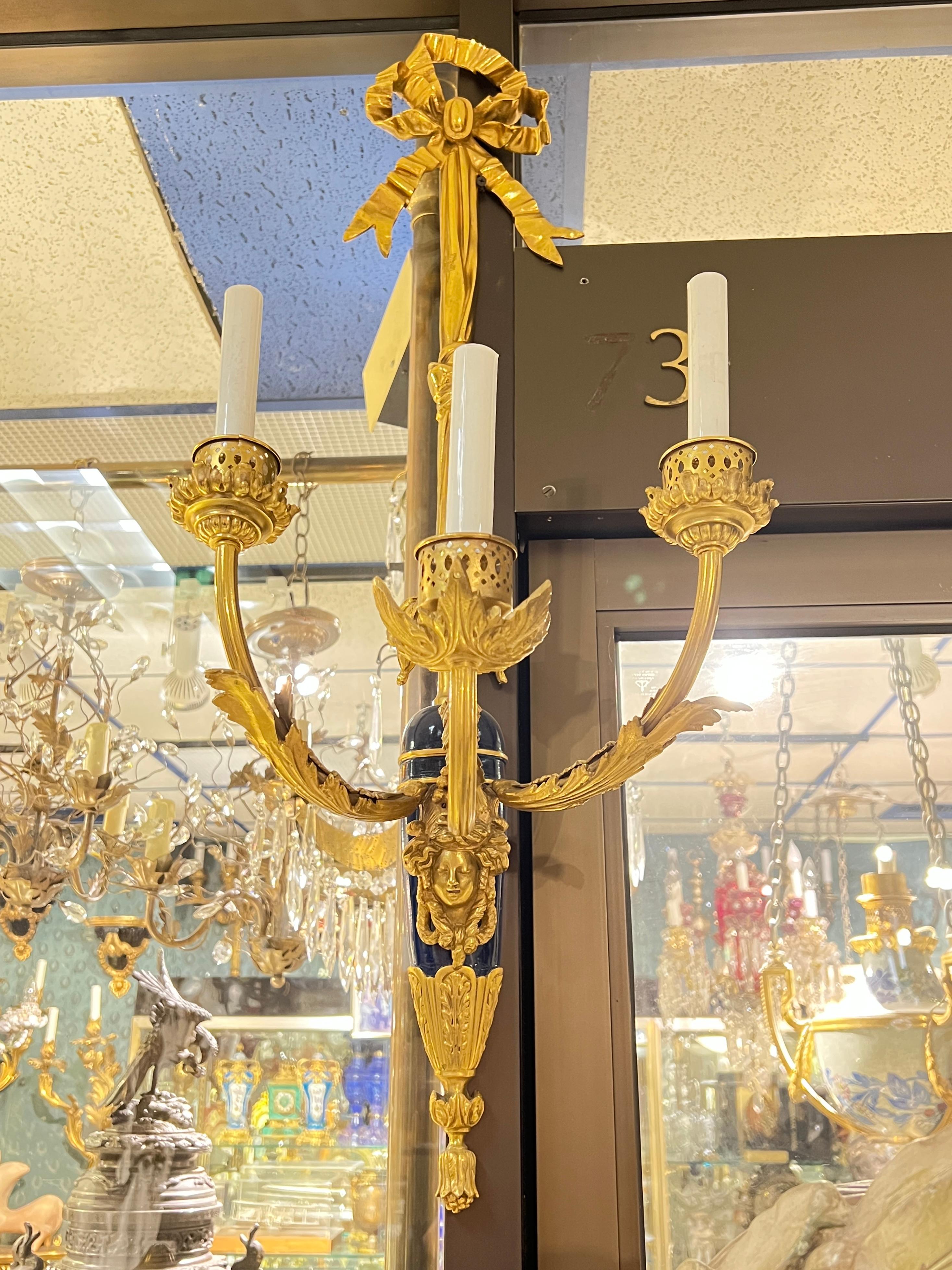 Paire de grandes appliques françaises anciennes de style Louis XVI en bronze doré et patiné bleu en vente 6