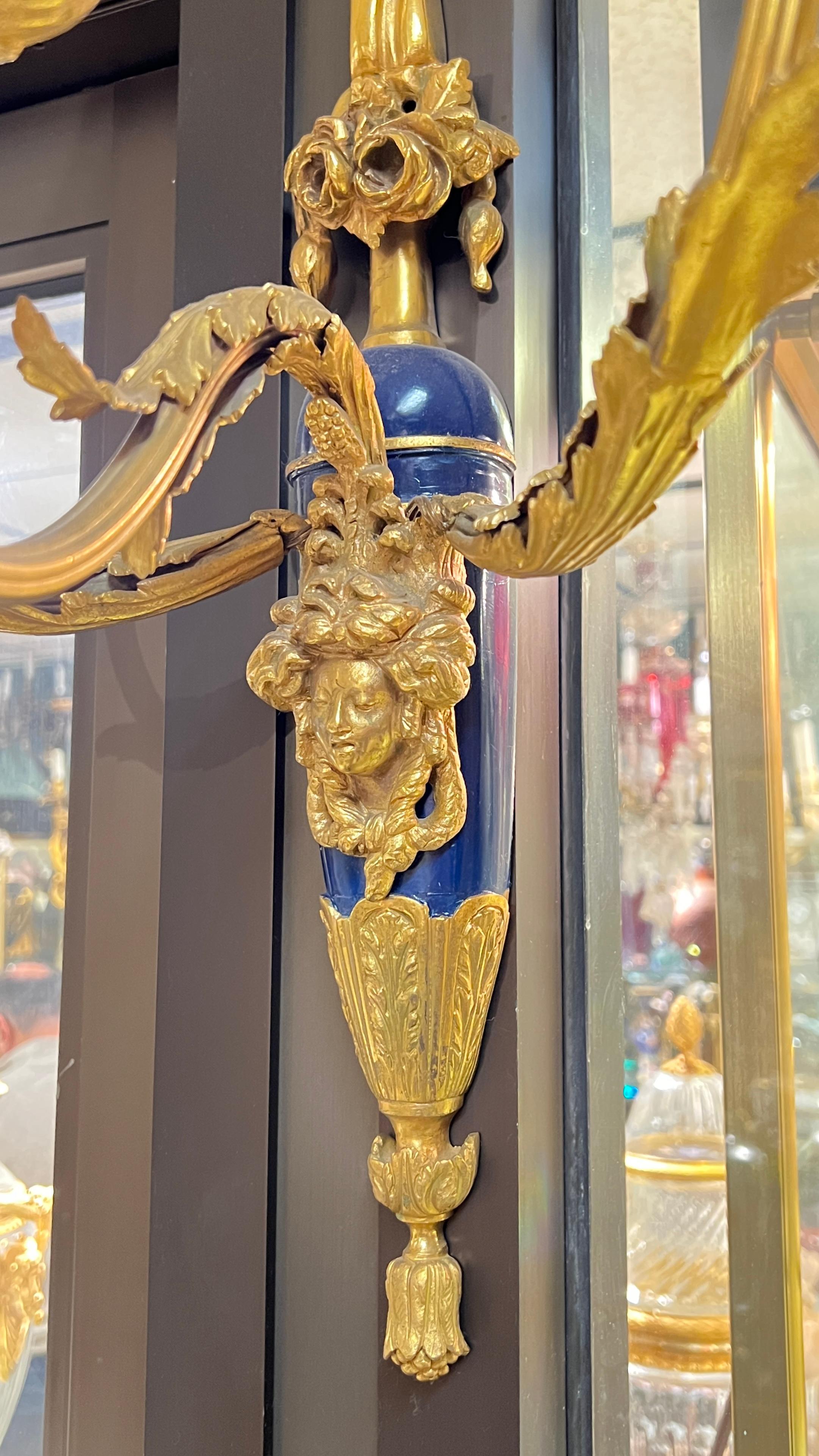 XIXe siècle Paire de grandes appliques françaises anciennes de style Louis XVI en bronze doré et patiné bleu en vente