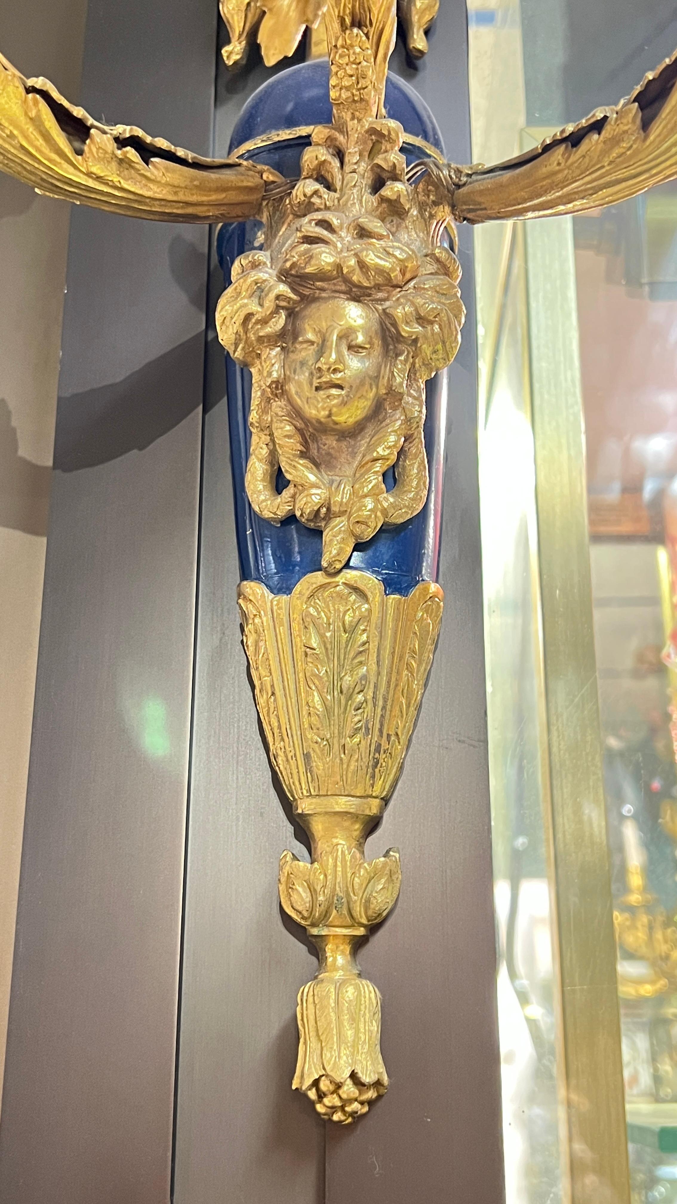 Paire de grandes appliques françaises anciennes de style Louis XVI en bronze doré et patiné bleu en vente 1