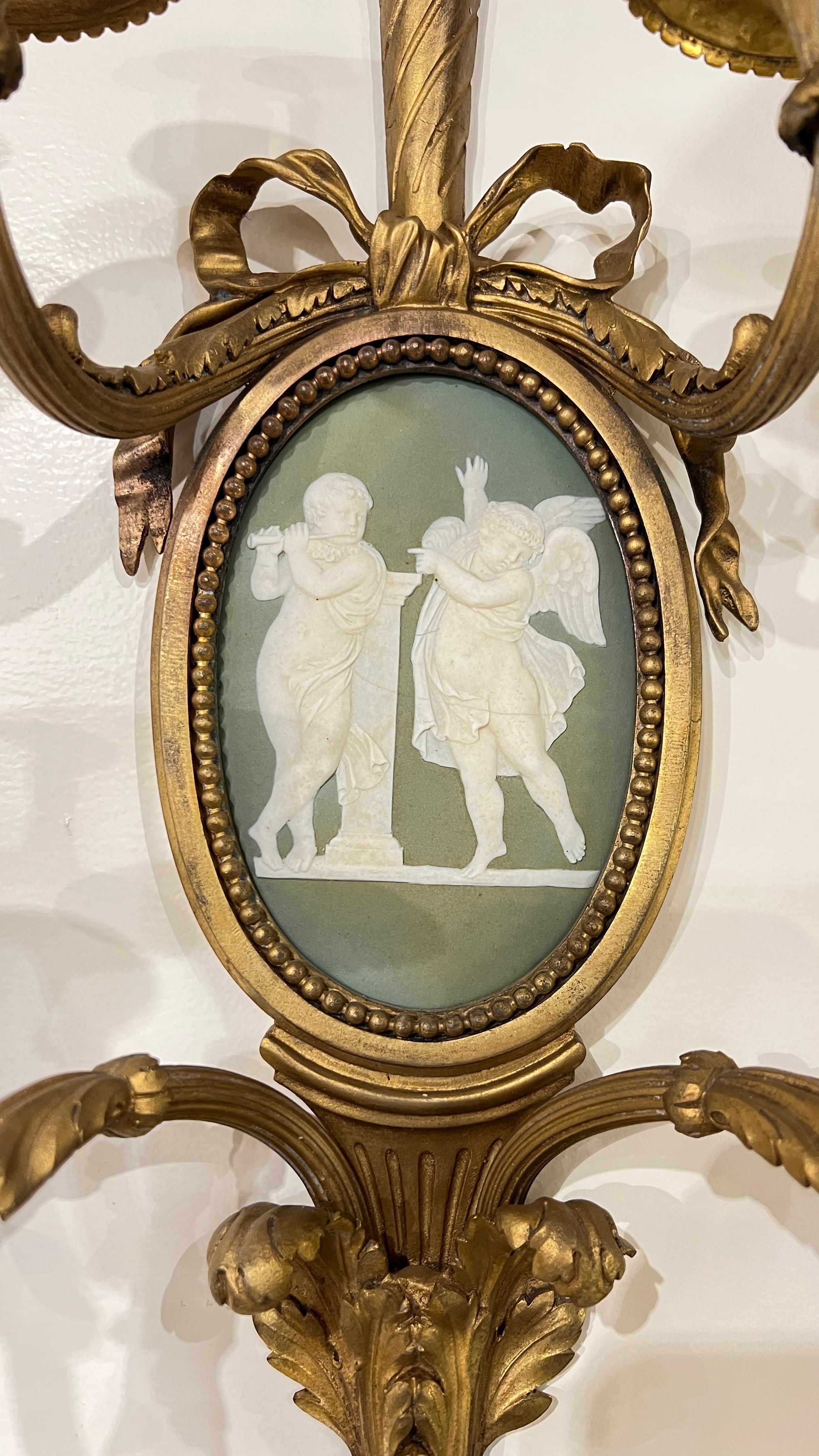Dorato Coppia di grandi lampade francesi in stile Luigi XVI in bronzo dorato e diaspro porcellana in vendita