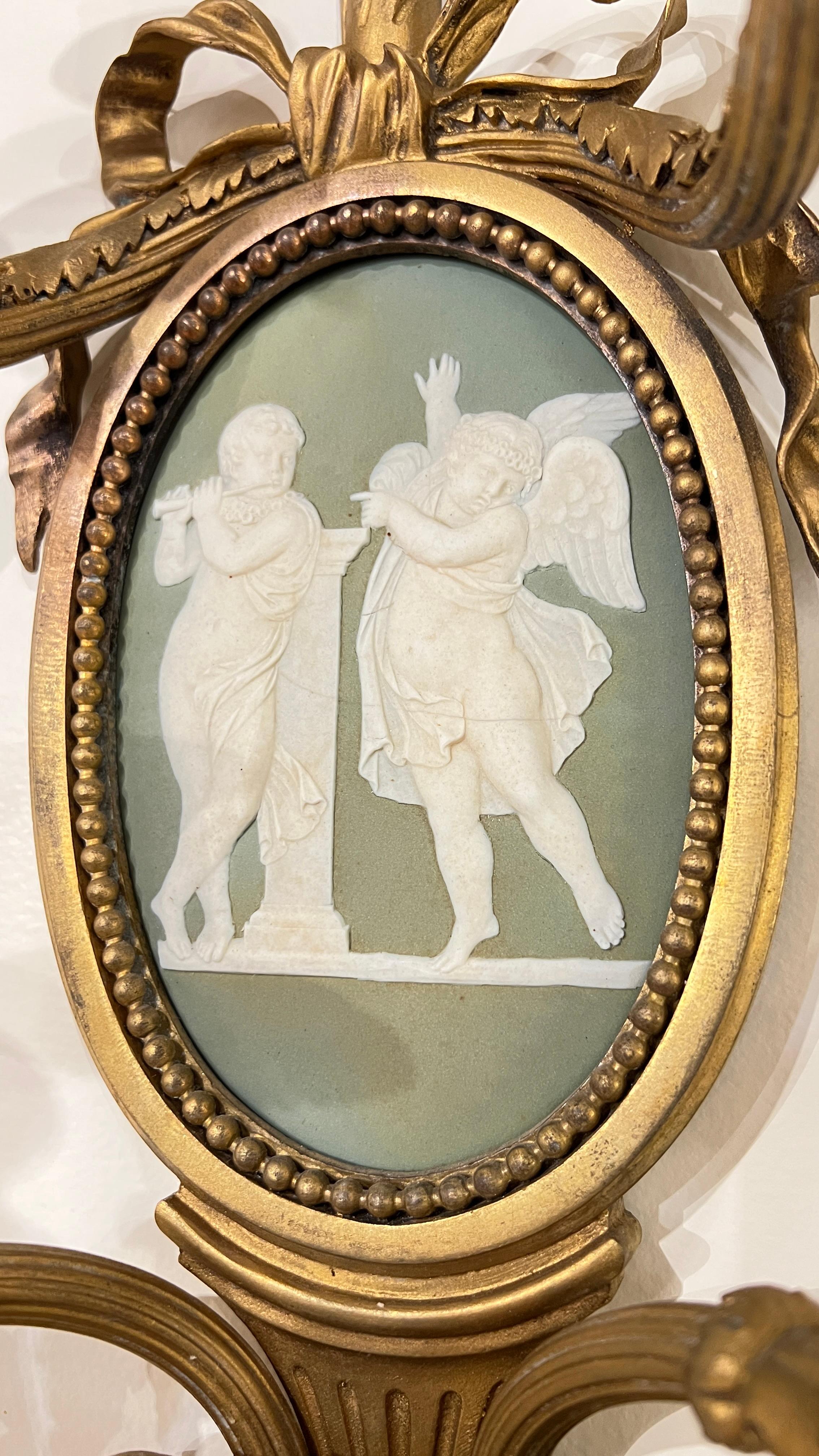 Bronzo Coppia di grandi lampade francesi in stile Luigi XVI in bronzo dorato e diaspro porcellana in vendita