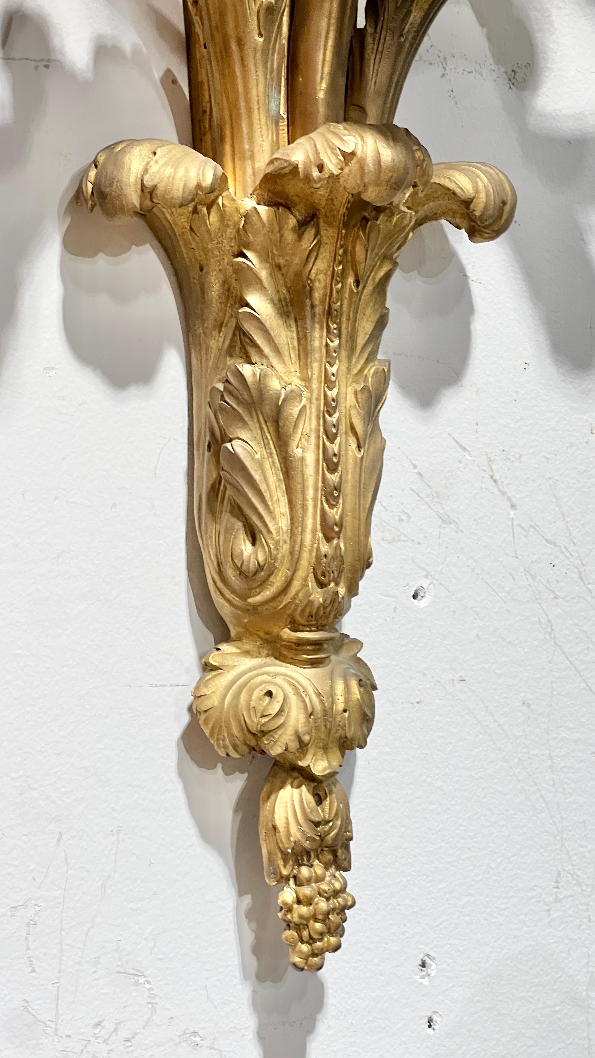 Pair Large Antique Gilt Bronzes 3-Light Sconces in French Louis XVI Style en Bueno estado para la venta en New York, NY