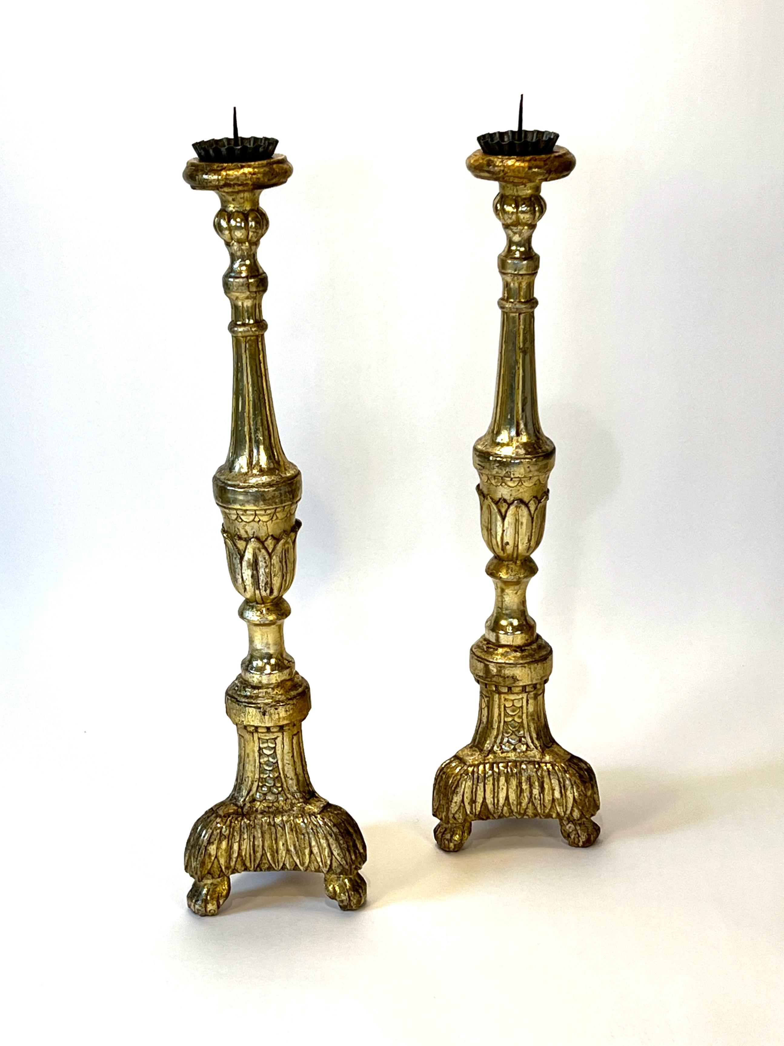 Pareja de grandes candelabros de altar antiguos de madera dorada italiana, hacia 1840 en venta 3