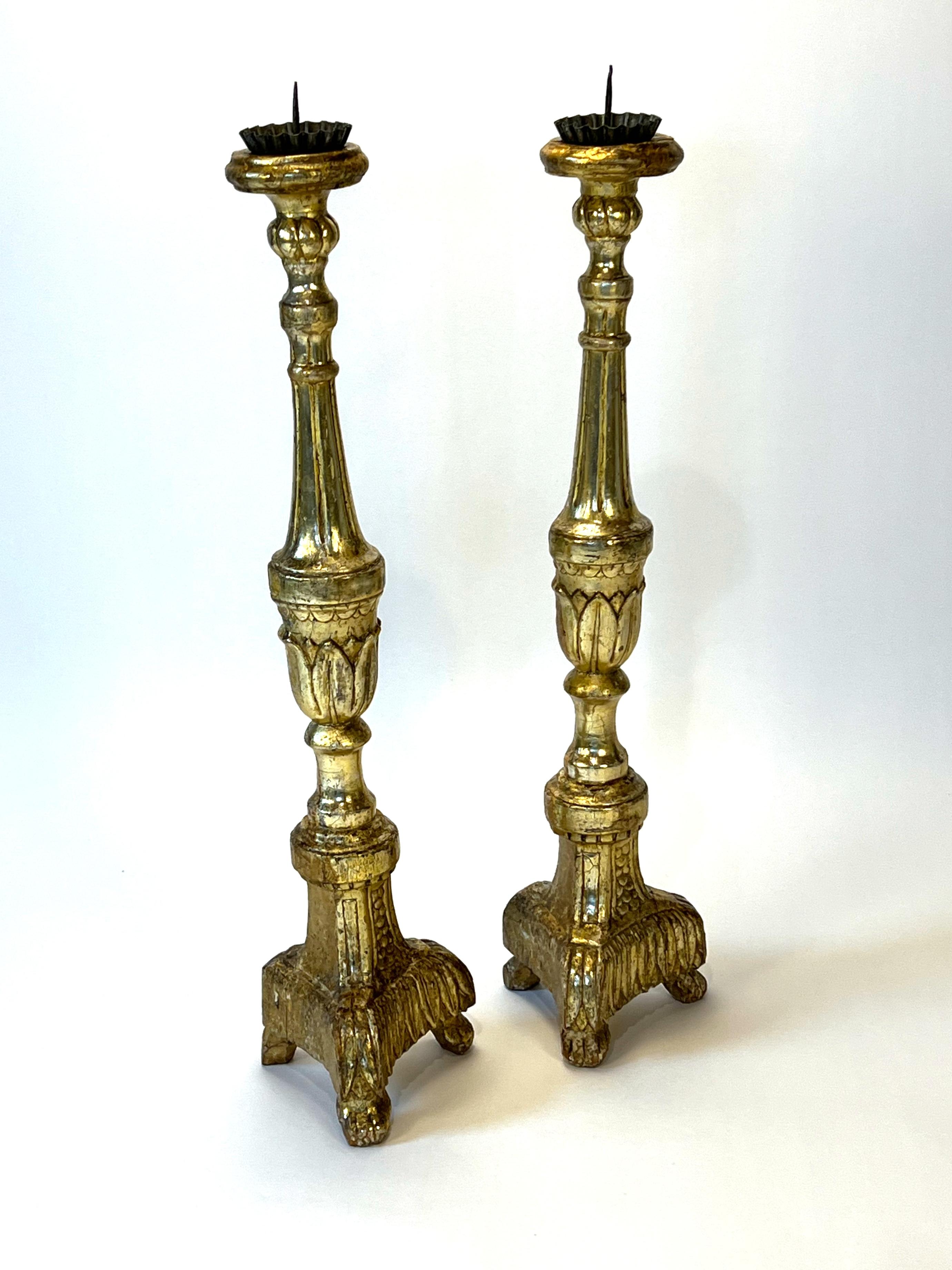 Pareja de grandes candelabros de altar antiguos de madera dorada italiana, hacia 1840 en venta 4