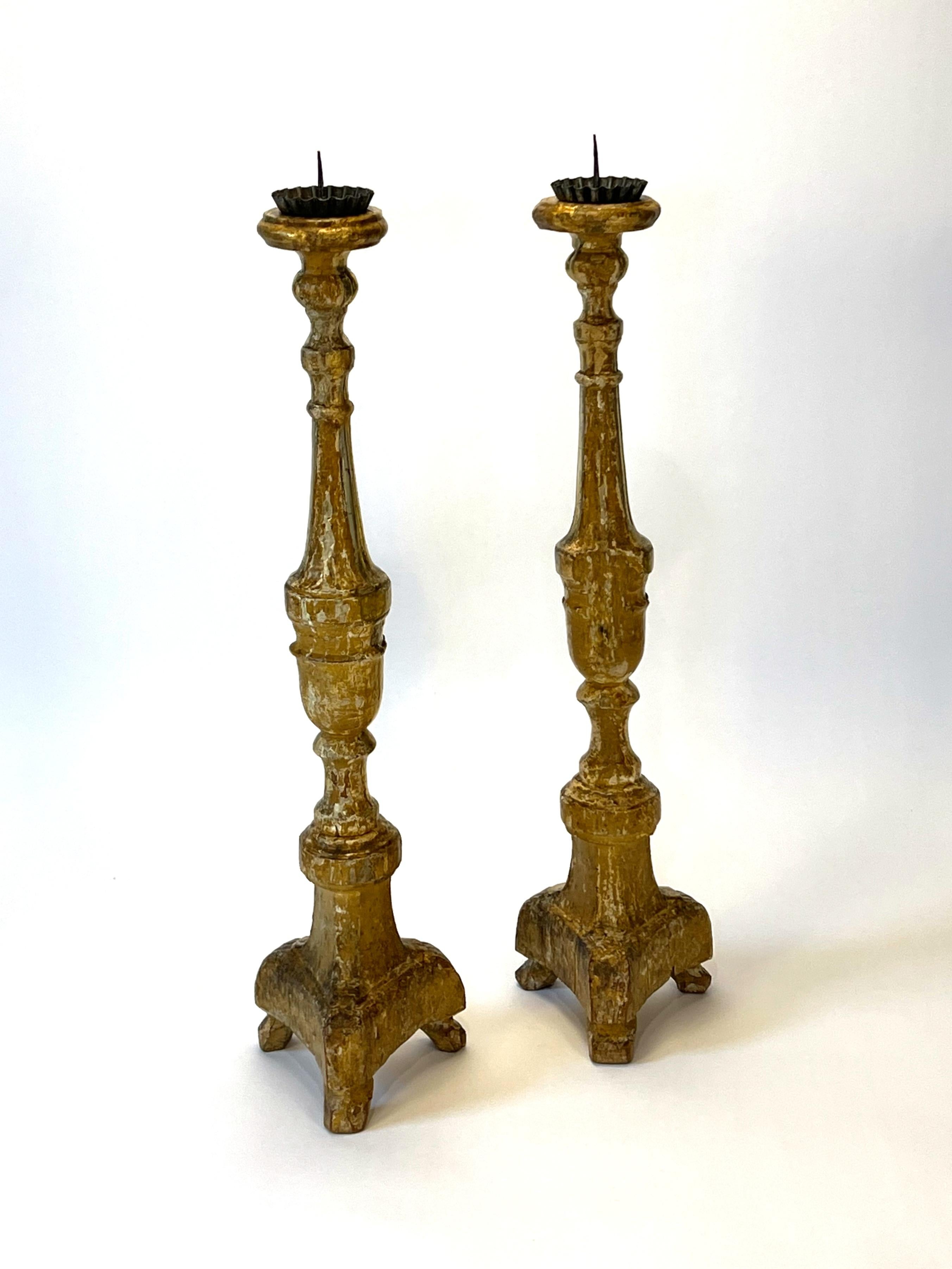Pareja de grandes candelabros de altar antiguos de madera dorada italiana, hacia 1840 en venta 6