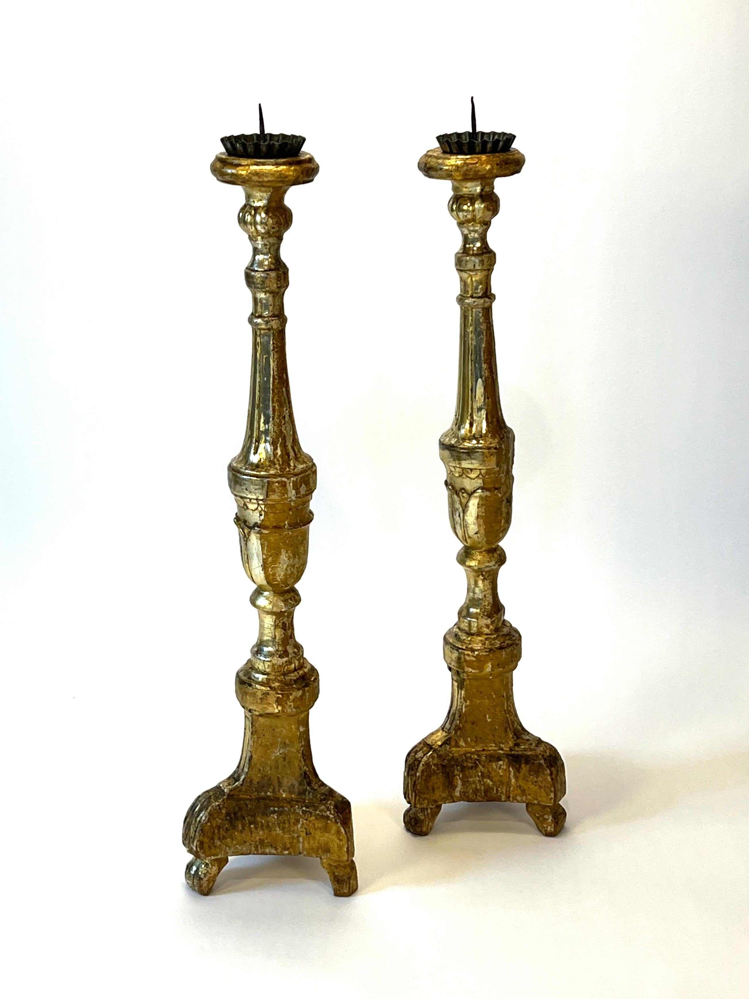 Pareja de grandes candelabros de altar antiguos de madera dorada italiana, hacia 1840 en venta 7