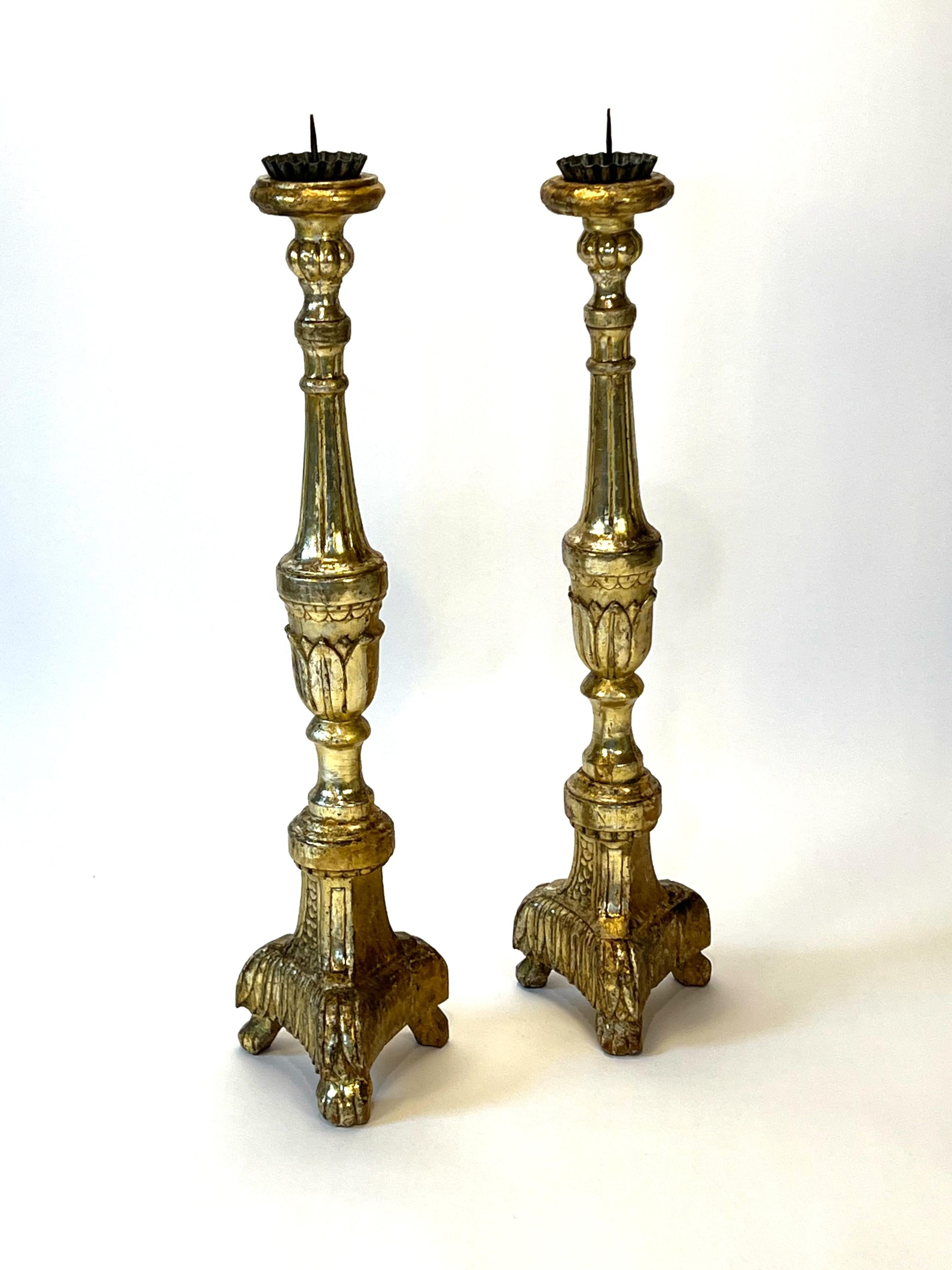 Pareja de grandes candelabros de altar antiguos de madera dorada italiana, hacia 1840 en venta 8
